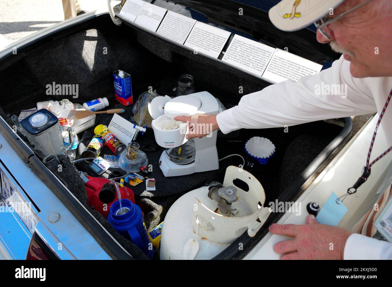 Notfallplanung und Sicherheit - Troy, Alabama , 8. September 2011 - Roger Mobley, Dozent für Massenvernichtungswaffen bei der FEMA, demonstriert ein tragbares Methamphetamin-Labor, um zu erklären, was Ersthelfer in dieser hochexplosiven Situation am Be Ready Day suchen. Zum Gedenken an den 11. September 2001 hat der von der Troy University veranstaltete und von der EMA gesponserte „Be Ready Day“ den Schwerpunkt auf die Schulung von Schülern über Sicherheit in einer Reihe von Bereichen gelegt, einschließlich der Vorbereitung auf Tornados. Alabama schwere Stürme, Tornados, Stürme und Überschwemmungen. Fotografien zu Katastrophen- und Notfallmanagementprogrammen, Stockfoto