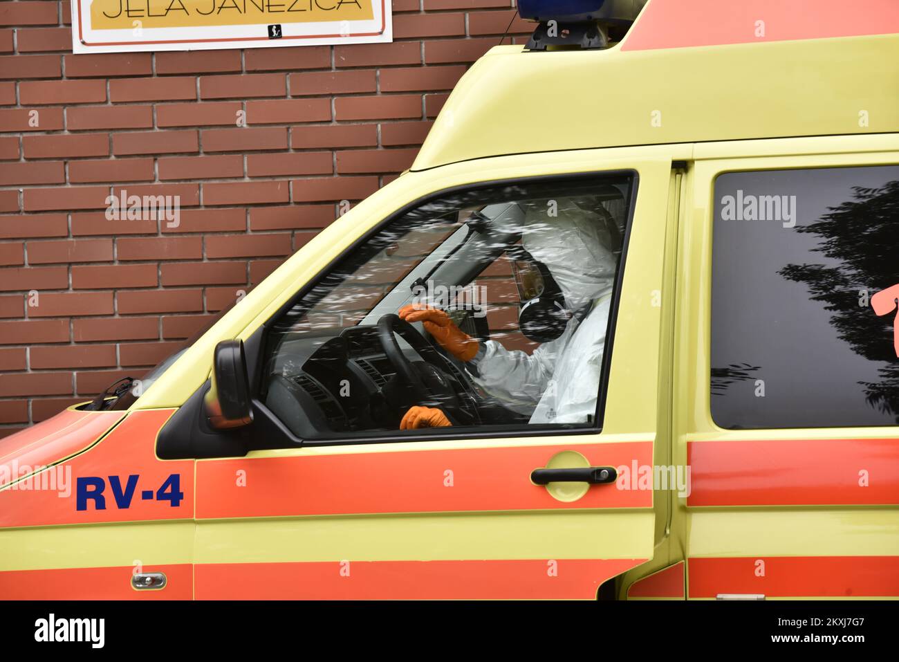 Umsiedlung infizierter Nutzer des Zentrums für Blinde, Sehbehinderte und ältere Menschen in die Halle der Grundschule „Jela Janezic“, die derzeit in ein Covid-Krankenhaus umgewandelt wird, in Skofja Loka, Slowenien, am 19. Oktober 2020. Die slowenische Regierung erklärte eine 30-tägige Covid-19-Epidemie, nachdem sie geschätzt hatte, dass das gesamte Hoheitsgebiet des Landes von einer zweiten Welle der Krankheit betroffen war. Foto: Ziga Zivulovic jr./FA Bobo/PIXSELL Stockfoto