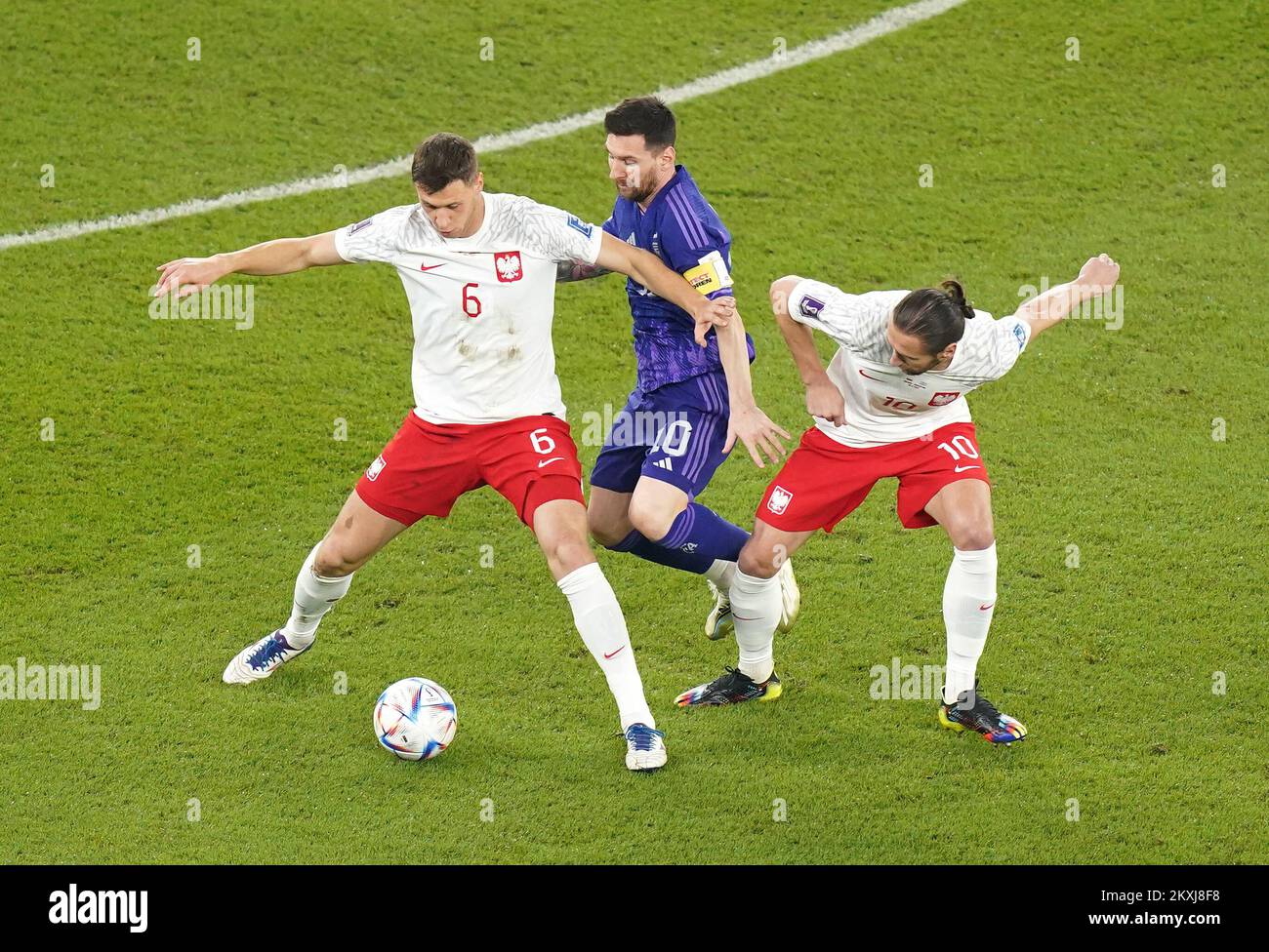 Argentiniens Lionel Messi (Zentrum) kämpfte um den Ball mit dem polnischen Krystian Bielik (links) und Grzegorz Krychowiak während des Gruppenspiels der FIFA-Weltmeisterschaft Gruppe C im Stadium 974 in Doha, Katar. Bilddatum: Mittwoch, 30. November 2022. Stockfoto