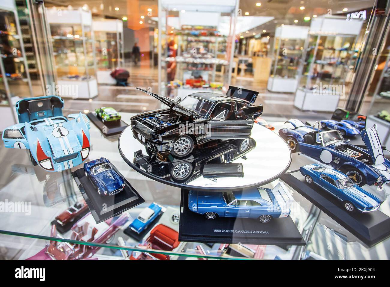 Im Einkaufszentrum Portanova wurde eine Ausstellung mit mehr als zweitausend Sammlerautos organisiert, von denen einige im Wert von mehreren hundert Euro am 22 in Osijek, Kroatien, sind. Oktober 2020. Foto: Davor Javorovic/PIXSELL Stockfoto