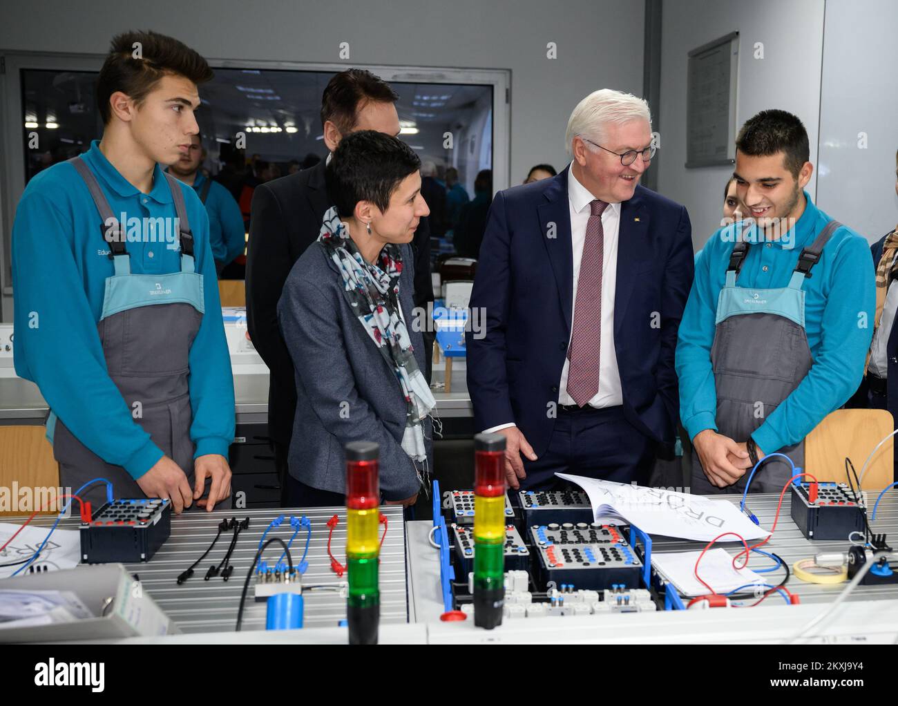 30. November 2022, Nordmazedonien, Kavadarci: Deutscher Präsident Frank-Walter Steinmeier besucht das Werk Dräxlmaier in Kavadarci und spricht mit Lehrlingen. In diesem Werk werden hauptsächlich Kabelbäume hergestellt. Die eigentümergeführte Dräxlmaier Group ist als internationaler Automobilzulieferer an rund 65 Standorten in über 20 Ländern tätig. Das 1958 in Deutschland gegründete Unternehmen beschäftigt heute weltweit rund 72.000 Mitarbeiter. Während seiner viertägigen Reise auf den Balkan besucht der deutsche Präsident Steinmeier die Länder Nordmazedonien und Albanien. Zusätzlich zur Lage in der Region und dem Effe Stockfoto