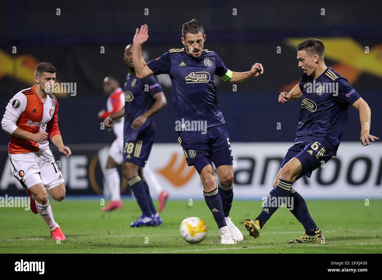 Arijan Ademi und Rasmus Lauritsen von GNK Dinamo während des Bühnenspiels der UEFA Europa League Group K zwischen GNK Dinamo Zagreb und Feyenoord Rotterdam am 22. Oktober 2020 im Maksimir-Stadion in Zagreb, Kroatien. Foto: Goran Stanzl/PIXSELL Stockfoto