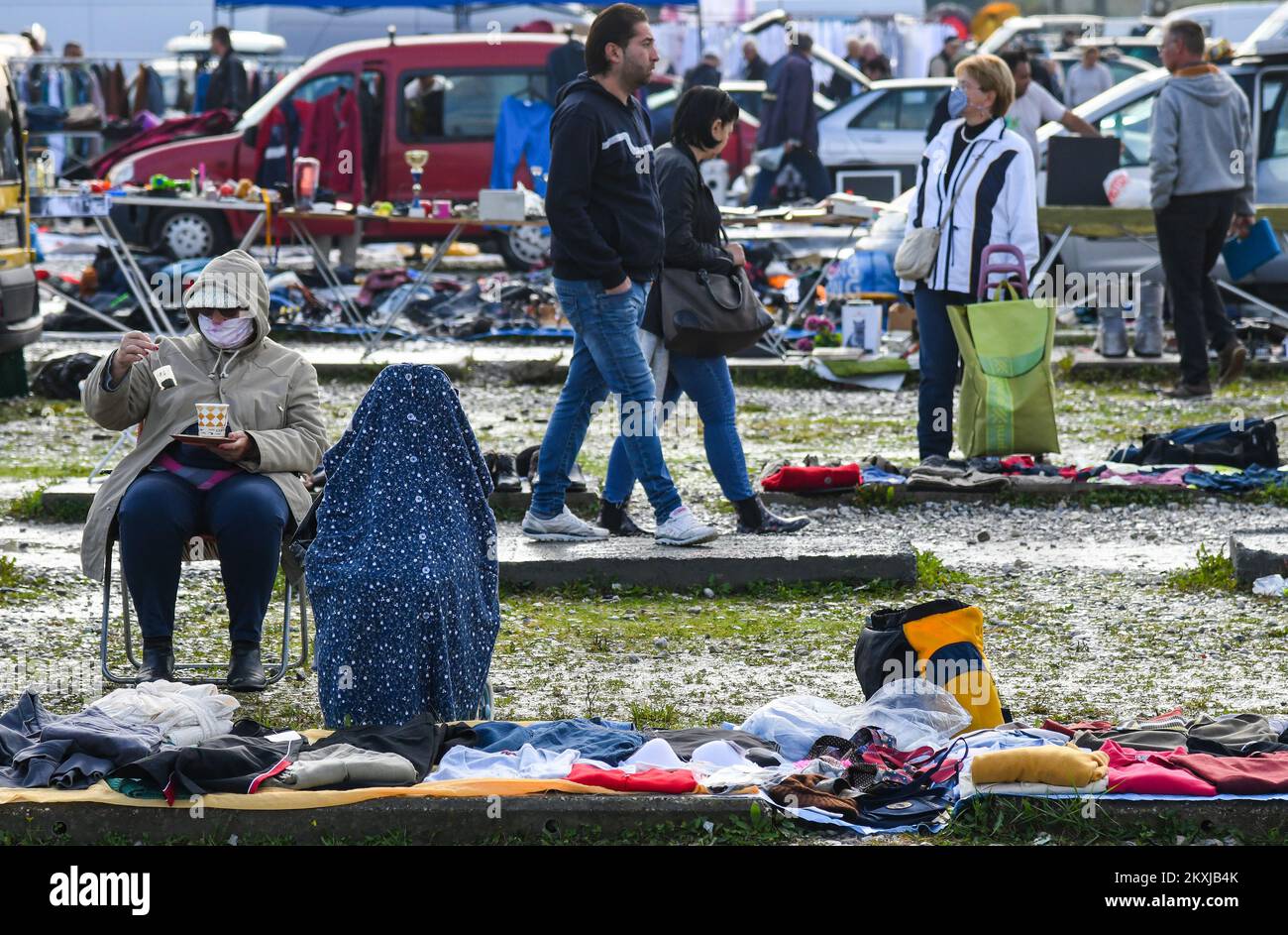 Der Hrelic-Flohmarkt befindet sich im südlichen Teil von Zagreb in der Nähe der Sava. itâ ist ein riesiger offener Bereich, in dem jeder alles verkaufen und kaufen kann. Sie findet das ganze Jahr über jeden Mittwoch, Samstag und Sonntag von 7am bis 3pm Uhr statt, und die Teilnahme ist itâ € kostenlos. In Zagreb, Kroatien am 25. Oktober 2020. Foto: Josip Regovic/PIXSELL Stockfoto