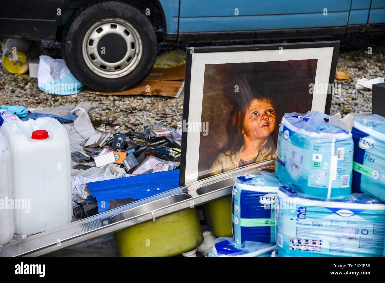 Der Hrelic-Flohmarkt befindet sich im südlichen Teil von Zagreb in der Nähe der Sava. itâ ist ein riesiger offener Bereich, in dem jeder alles verkaufen und kaufen kann. Sie findet das ganze Jahr über jeden Mittwoch, Samstag und Sonntag von 7am bis 3pm Uhr statt, und die Teilnahme ist itâ € kostenlos. In Zagreb, Kroatien am 25. Oktober 2020. Foto: Josip Regovic/PIXSELL Stockfoto