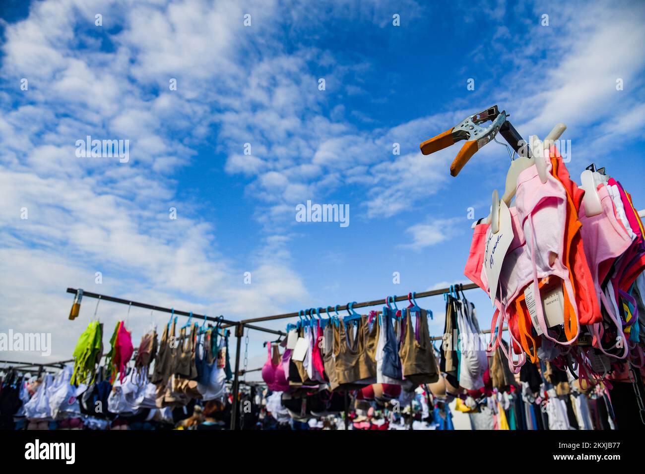 Der Hrelic-Flohmarkt befindet sich im südlichen Teil von Zagreb in der Nähe der Sava. itâ ist ein riesiger offener Bereich, in dem jeder alles verkaufen und kaufen kann. Sie findet das ganze Jahr über jeden Mittwoch, Samstag und Sonntag von 7am bis 3pm Uhr statt, und die Teilnahme ist itâ € kostenlos. In Zagreb, Kroatien am 25. Oktober 2020. Foto: Josip Regovic/PIXSELL Stockfoto