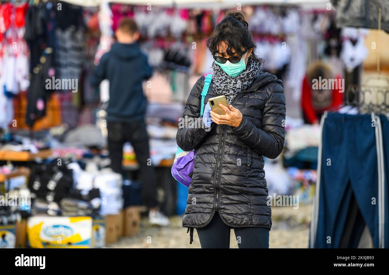 Der Hrelic-Flohmarkt befindet sich im südlichen Teil von Zagreb in der Nähe der Sava. itâ ist ein riesiger offener Bereich, in dem jeder alles verkaufen und kaufen kann. Sie findet das ganze Jahr über jeden Mittwoch, Samstag und Sonntag von 7am bis 3pm Uhr statt, und die Teilnahme ist itâ € kostenlos. In Zagreb, Kroatien am 25. Oktober 2020. Foto: Josip Regovic/PIXSELL Stockfoto