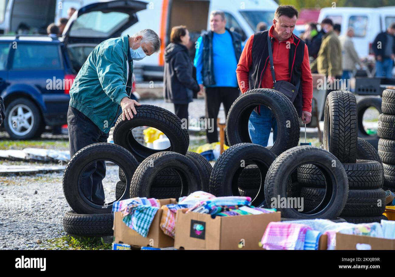 Der Hrelic-Flohmarkt befindet sich im südlichen Teil von Zagreb in der Nähe der Sava. itâ ist ein riesiger offener Bereich, in dem jeder alles verkaufen und kaufen kann. Sie findet das ganze Jahr über jeden Mittwoch, Samstag und Sonntag von 7am bis 3pm Uhr statt, und die Teilnahme ist itâ € kostenlos. In Zagreb, Kroatien am 25. Oktober 2020. Foto: Josip Regovic/PIXSELL Stockfoto