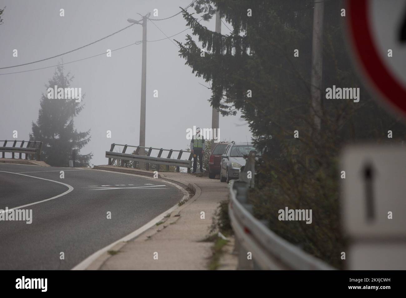 Am 29. Oktober 2020 wurde ein Modell eines Verkehrspolizisten auf der Autobahn M-17 in der Nähe einer Schule in Ostrozac, der Gemeinde Jablanica, Bosnien und Herzegowina aufgestellt. In der Provinz Herzegowina-Neretva wird zum ersten Mal die Aufmerksamkeit der Fahrer auf diese Weise abgelenkt. Foto: Denis Kapetanovic/PIXSELL Stockfoto