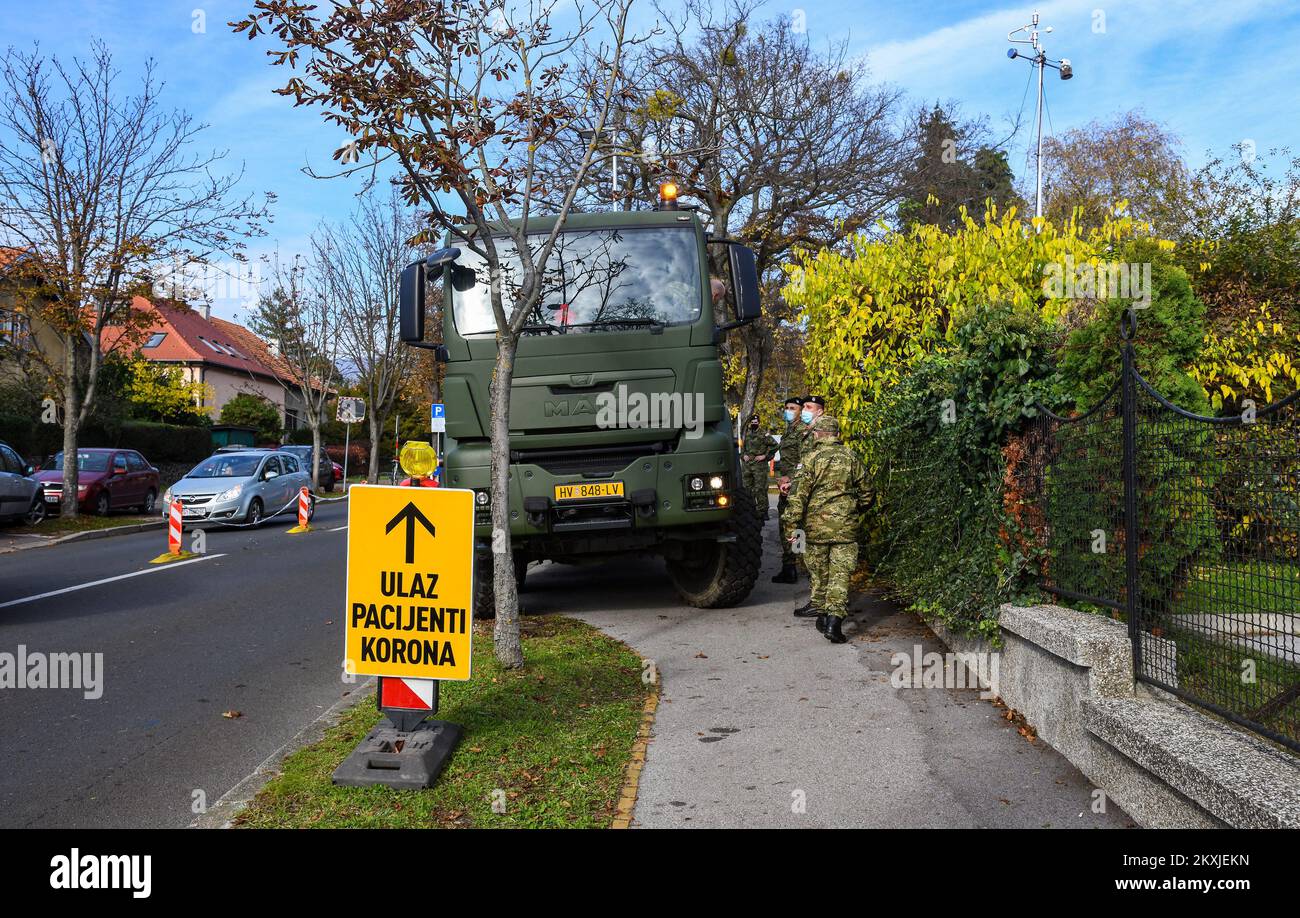 Kroatische Armee vor dem Parkplatz des Instituts für öffentliche Gesundheit Andrija Stampar in Zagreb, Kroatien auf 02. November 2020. Foto: Josip Regovic/PIXSELL Stockfoto