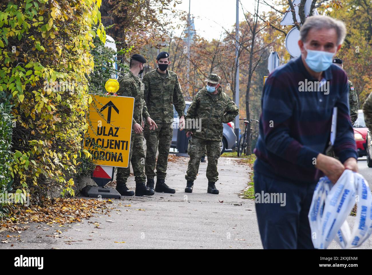 Kroatische Armee vor dem Parkplatz des Instituts für öffentliche Gesundheit Andrija Stampar in Zagreb, Kroatien auf 02. November 2020. Foto: Josip Regovic/PIXSELL Stockfoto