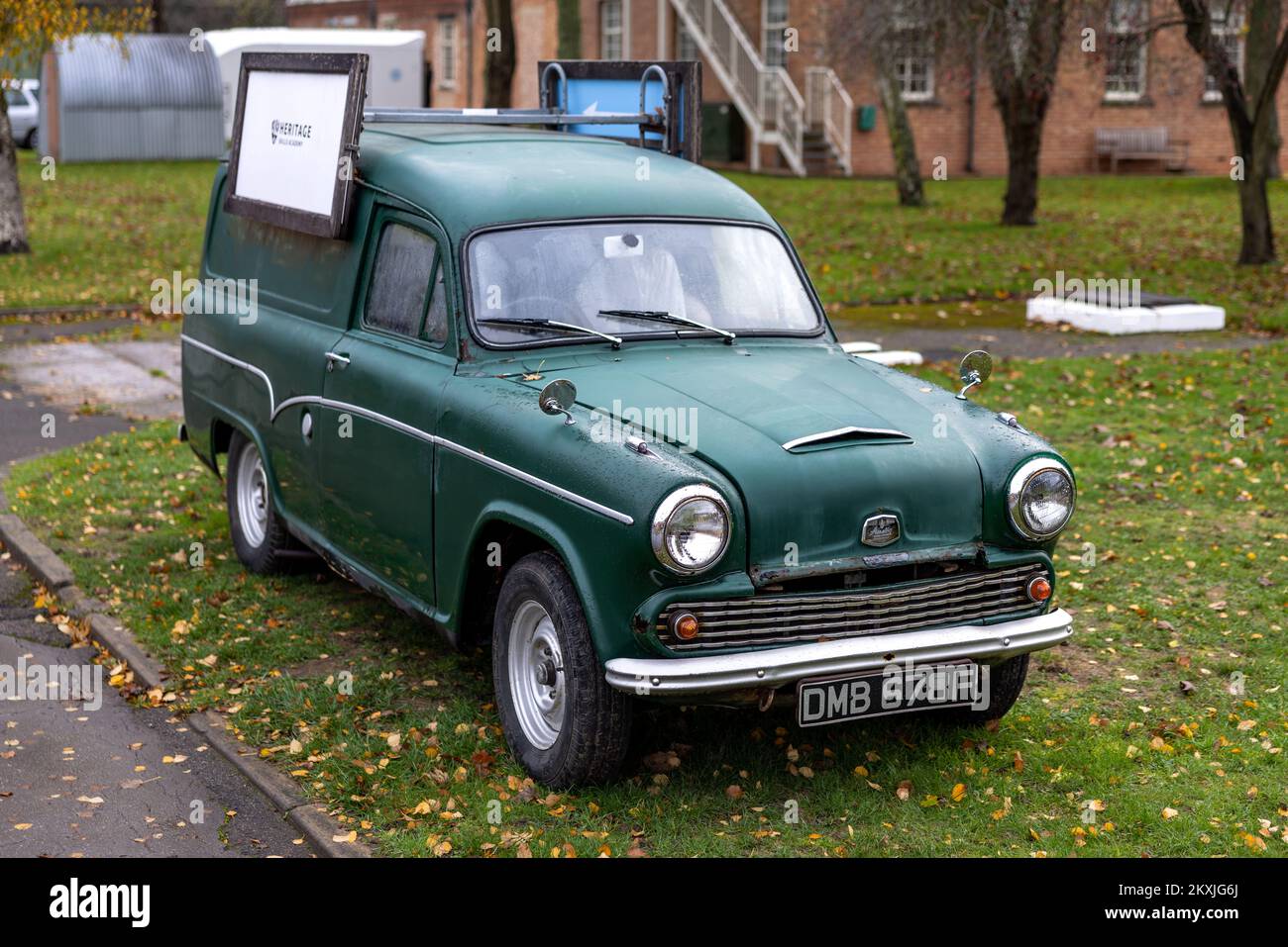 Heritage Skills Academy Austin A60 1/2 Tonnen Van „DMB 678F“ auf der Workhorse Assembly im Bicester Heritage Centre. Stockfoto