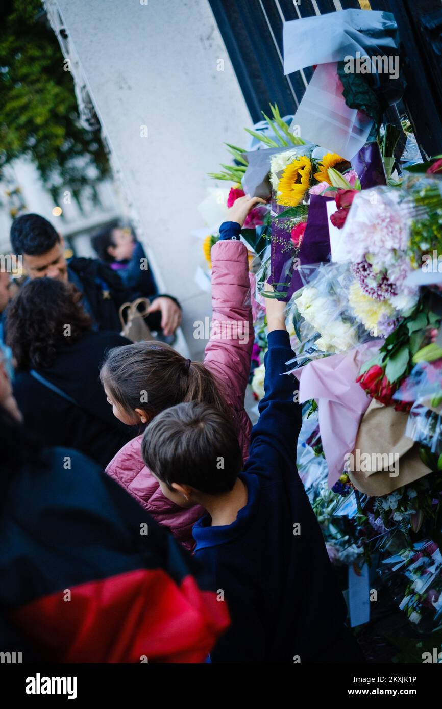 Blumen und Botschaften, die an den Toren des Palastes hinterlassen wurden, drücken einen Ausdruck der Dankbarkeit an Ihre Majestät, die Königin Elisbeth II., die gestern gestorben ist. Fotografiert am Buckingham Palace und am Queen Victoria Memorial, London, am Freitag, den 9. September 2022 . Bild von Julie Edwards. Stockfoto