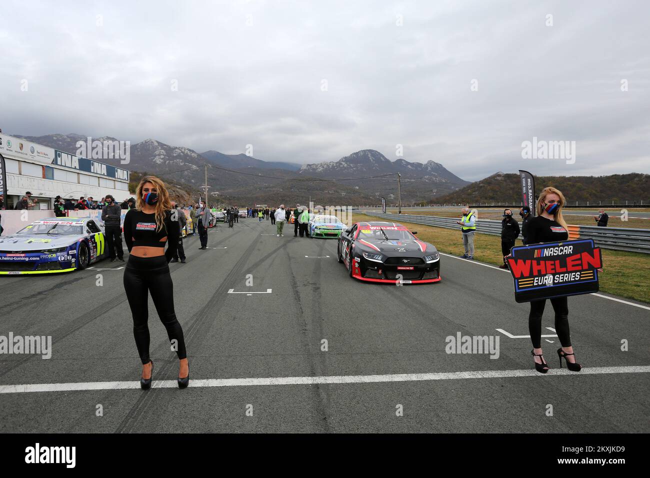 Whelen-Mädchen posieren auf der Startlinie vor dem Nascar Whelen Euro Series Croatia pro-Rennen am 14. November 2020 auf der Grobnik-Rennstrecke in Rijeka, Kroatien. Foto: Goran Kovacic/PIXSELL Stockfoto