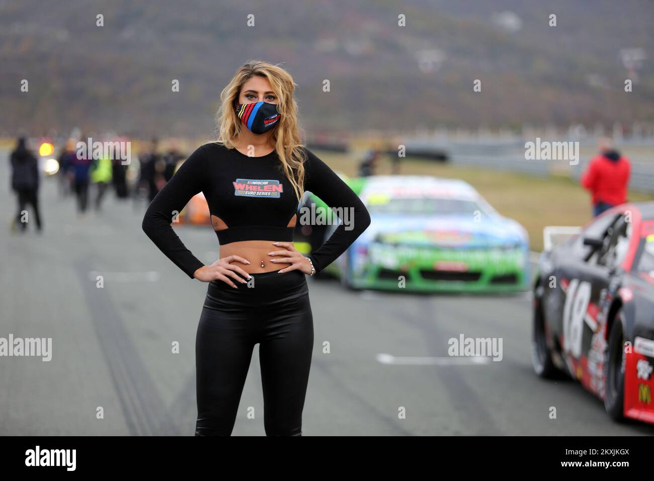 Whelen Girl posieren auf der Startlinie vor dem Nascar Whelen Euro Series Croatia pro Rennen am 14. November 2020 auf der Grobnik-Rennstrecke in Rijeka, Kroatien. Foto: Goran Kovacic/PIXSELL Stockfoto