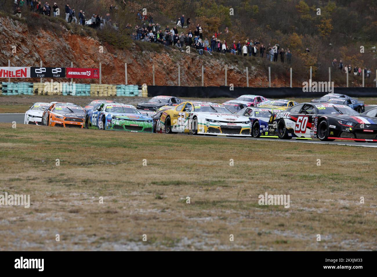 RIJEKA, KROATIEN - NOVEMBER 15: Nicolo Rocca, Fahrer des #22 DF1 Racing und Loris Hezemans, Fahrer des #50 Hendriks Motorsport fährt während des FRACASSO NASCAR GP of Croatia pro-Rennens am 15. November 2020 auf der Grobnik-Rennstrecke in Rijeka Croatia. (Foto: Goran Kovacic/Pixsell/MB Media/Getty Images) Stockfoto