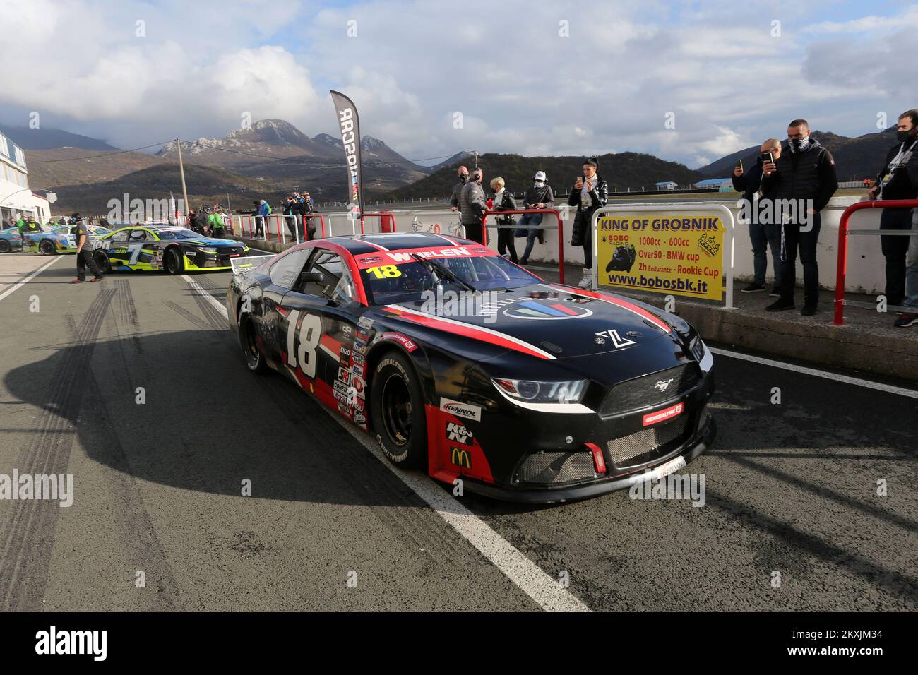RIJEKA, KROATIEN - NOVEMBER 15: Giorgio Maggi, Fahrer des #18 Hendriks Motorsport, fährt zum Beginn des FRACASSO NASCAR GP of Croatia pro-Rennens am 15. November 2020 auf der Grobnik-Rennstrecke in Rijeka Croatia. (Foto: Goran Kovacic/Pixsell/MB Media/Getty Images) Stockfoto