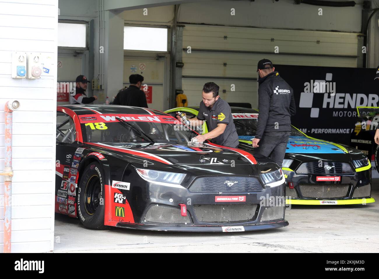 RIJEKA, KROATIEN - NOVEMBER 15: Besatzungsmitglied des Rennwagens, das von Giorgio Maggi, Fahrer des #18 Hendriks Motorsport, gefahren wird, bereitet die letzten Vorbereitungen vor dem FRACASSO NASCAR GP von Kroatien pro-Rennen am 15. November 2020 auf der Grobnik-Rennstrecke in Rijeka Kroatien vor. (Foto: Goran Kovacic/Pixsell/MB Media/Getty Images) Stockfoto