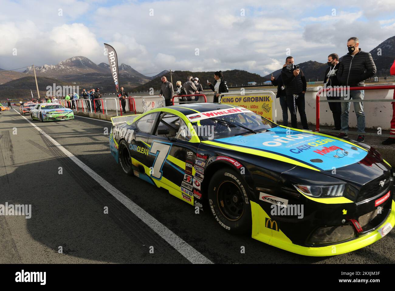 RIJEKA, KROATIEN - NOVEMBER 15: Daniel Rowbottom, Fahrer des #7 Hendriks Motorsport, fährt zum Beginn des FRACASSO NASCAR GP of Croatia pro-Rennens am 15. November 2020 auf der Grobnik-Rennstrecke in Rijeka Croatia. (Foto: Goran Kovacic/Pixsell/MB Media/Getty Images) Stockfoto