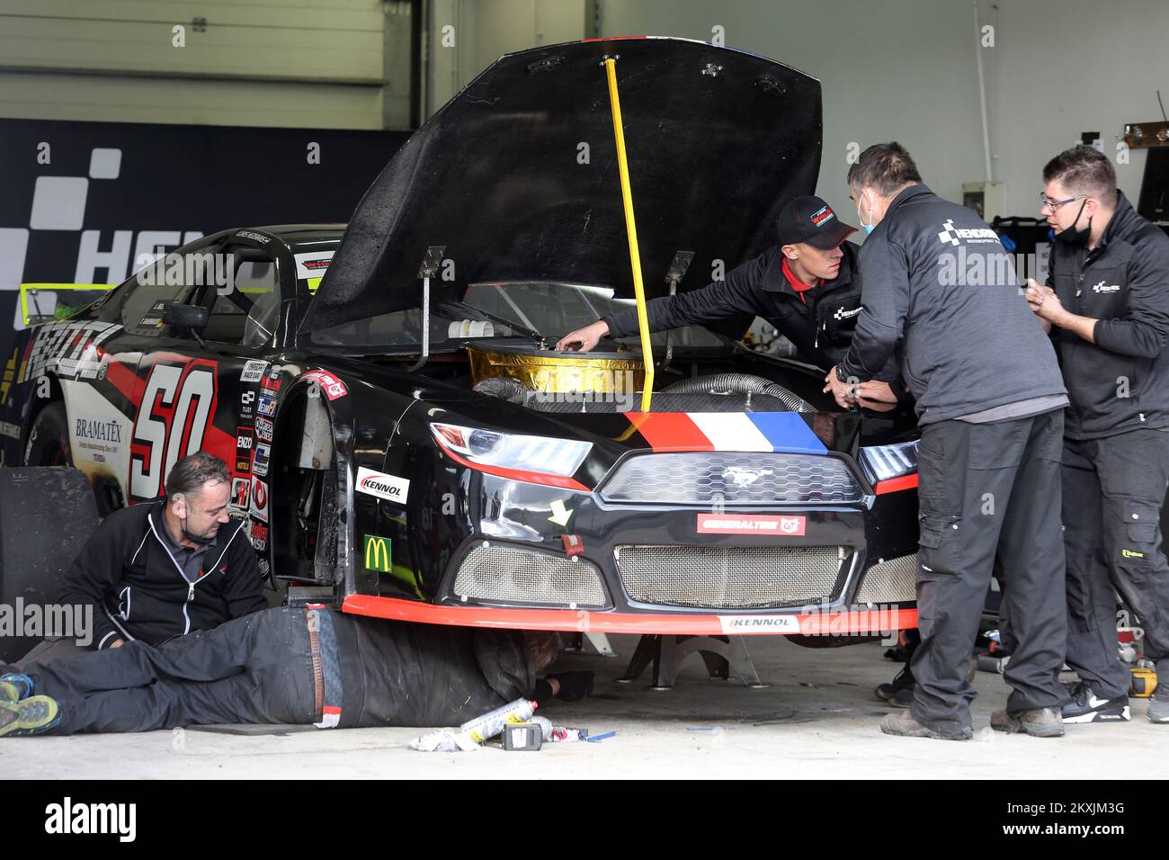 RIJEKA, KROATIEN - NOVEMBER 15: Besatzungsmitglieder des Rennwagens, der von Loris Hezemans, Fahrer des #50 Hendriks Motorsport, gefahren wird, bereiten die letzten Vorbereitungen vor dem FRACASSO NASCAR GP von Kroatien pro-Rennen am 15 2020. November auf der Grobnik-Rennstrecke in Rijeka Kroatien vor. (Foto: Goran Kovacic/Pixsell/MB Media/Getty Images) Stockfoto
