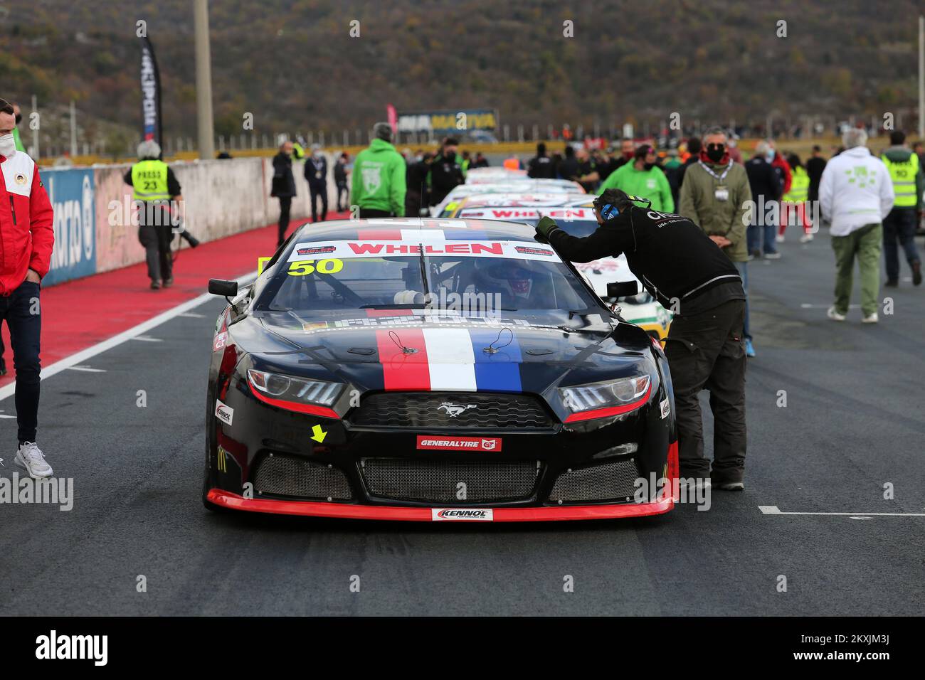 RIJEKA, KROATIEN - NOVEMBER 15: Loris Hezemans, Fahrer des #50 Hendriks Motorsport auf einem Startfeld vor dem FRACASSO NASCAR GP von Kroatien pro Rennen am 15. November 2020 auf der Grobnik-Rennstrecke in Rijeka Kroatien. (Foto: Goran Kovacic/Pixsell/MB Media/Getty Images) Stockfoto