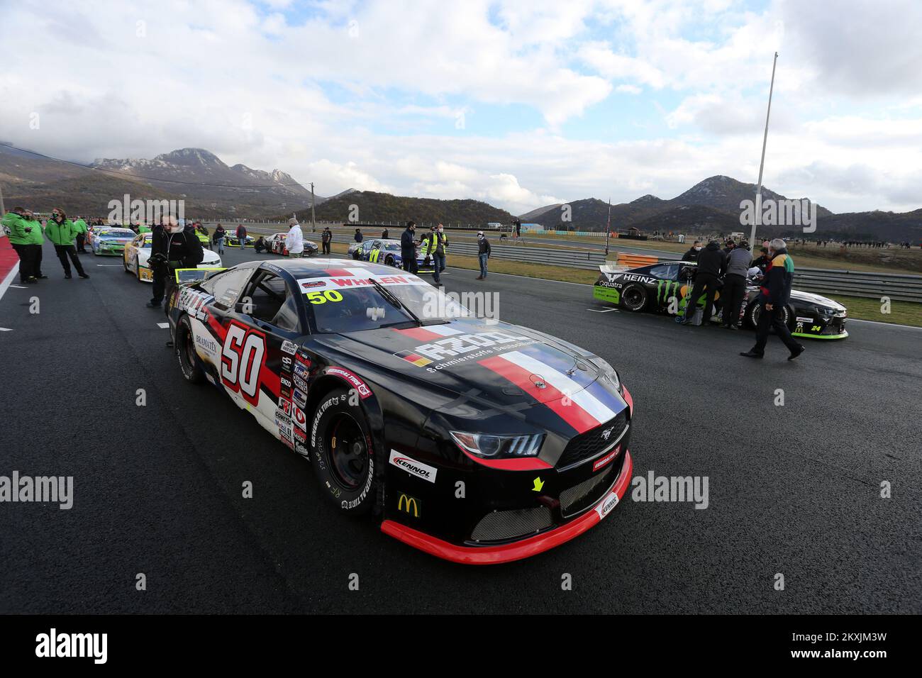 RIJEKA, KROATIEN - NOVEMBER 15: Loris Hezemans, Fahrer des #50 Hendriks Motorsport auf einem Startfeld vor dem FRACASSO NASCAR GP von Kroatien pro Rennen am 15. November 2020 auf der Grobnik-Rennstrecke in Rijeka Kroatien. (Foto: Goran Kovacic/Pixsell/MB Media/Getty Images) Stockfoto