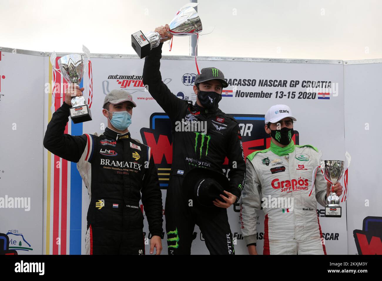 RIJEKA, KROATIEN - NOVEMBER 15: Loris Hezemans, Fahrer des #50 Hendriks Motorsport, Alon Day, Fahrer des #24 Carsport und Nicolo Rocca, Fahrer der #22 DF1 Racing Pose auf der Bühne nach dem FRACASSO NASCAR GP of Croatia pro-Rennen am 15. November 2020 auf der Grobnik-Rennstrecke in Rijeka Croatia. (Foto: Goran Kovacic/Pixsell/MB Media/Getty Images) Stockfoto