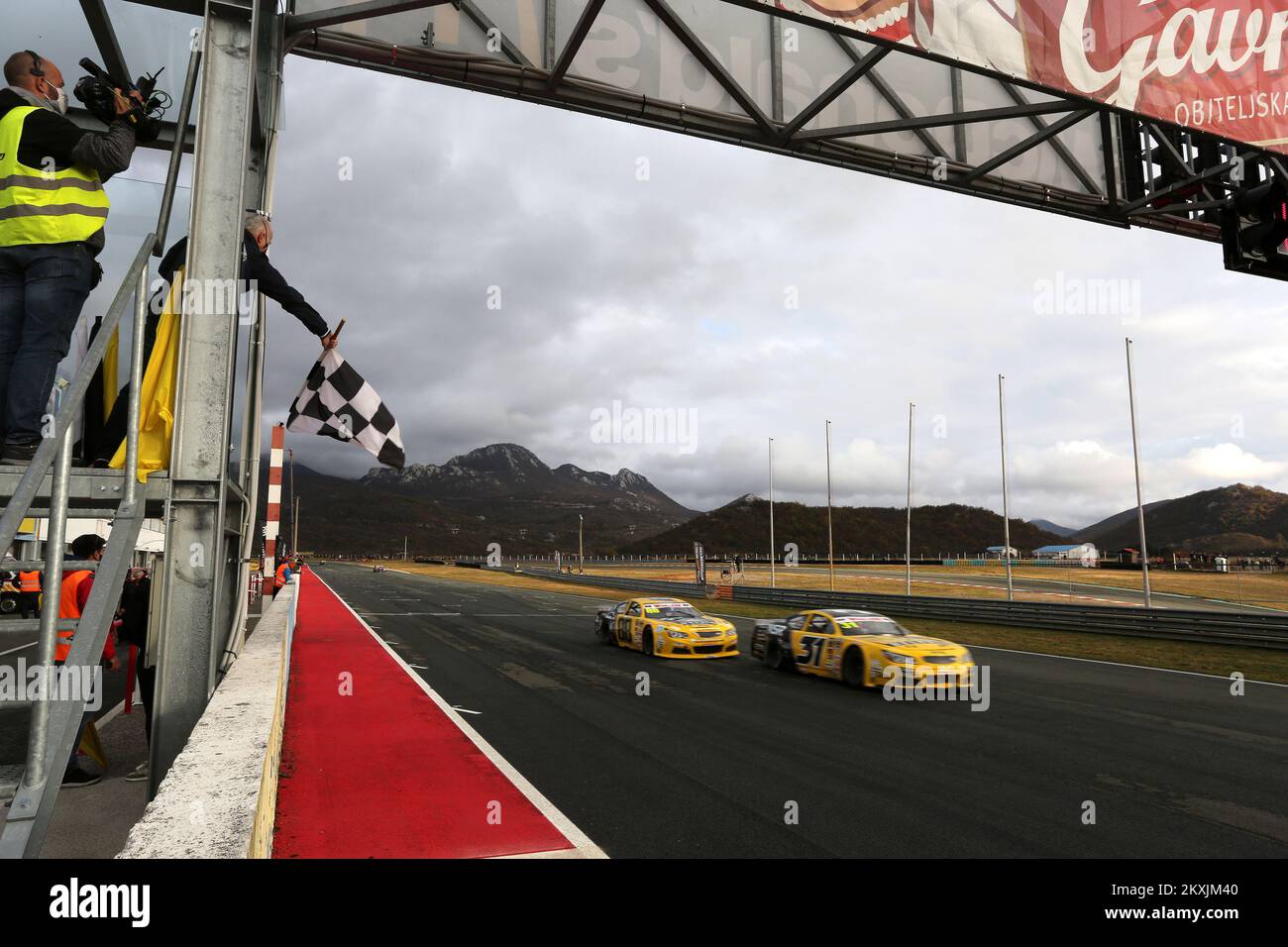 RIJEKA, KROATIEN - NOVEMBER 15: Thomas Ferrando, Fahrer des #88 CAAL Racing und Mauro Trione, Fahrer des #31 CAAL Racing Race während des FRACASSO NASCAR GP von Kroatien pro Race am 15. November 2020 auf der Grobnik Rennstrecke in Rijeka Kroatien. (Foto: Goran Kovacic/Pixsell/MB Media/Getty Images) Stockfoto