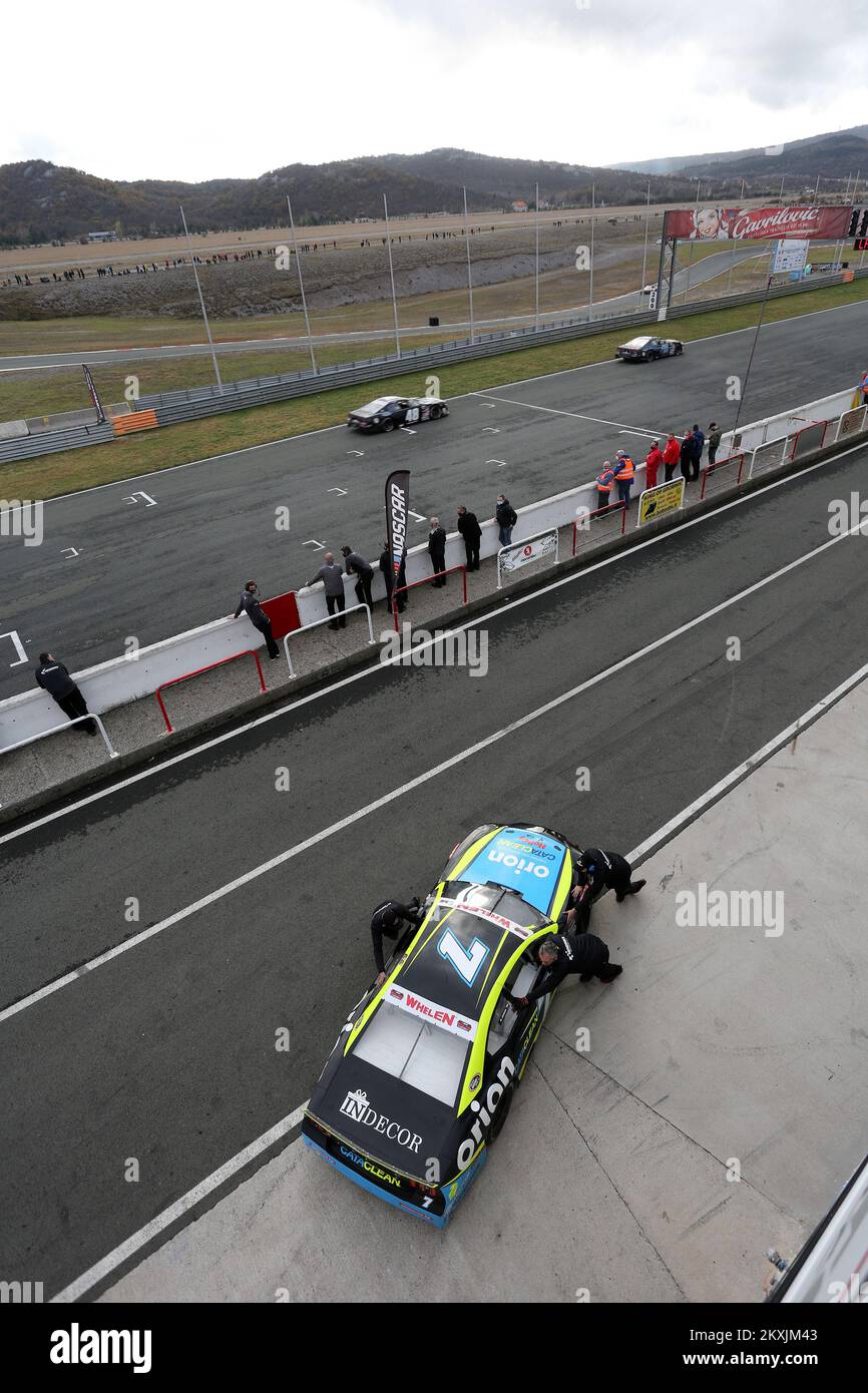 RIJEKA, KROATIEN - NOVEMBER 15: Daniel Rowbottom, Fahrer des #7 Hendriks Motorsport, zieht sich von seinen Crew-Mitgliedern beim FRACASSO NASCAR GP von Kroatien pro-Rennen am 15. November 2020 auf der Grobnik-Rennstrecke in Rijeka Croatia zurück. (Foto: Goran Kovacic/Pixsell/MB Media/Getty Images) Stockfoto