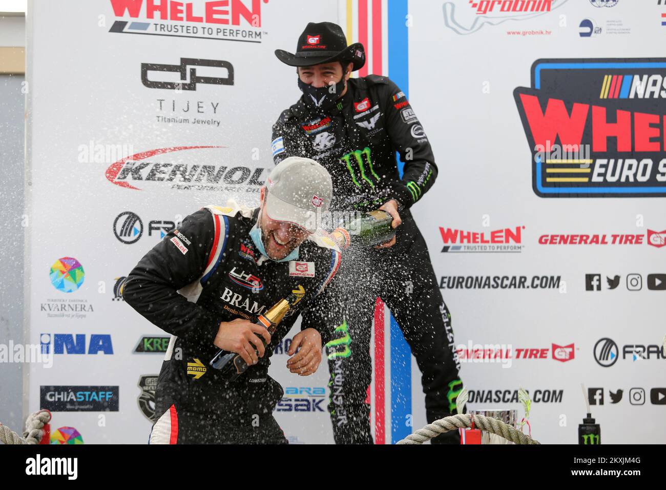 RIJEKA, KROATIEN - NOVEMBER 15: Loris Hezemans, Fahrer des #50 Hendriks Motorsport, Alon Day, Fahrer des #24 Carsport feiert einen ersten und zweiten Platz nach dem FRACASSO NASCAR GP of Croatia pro-Rennen am 15. November 2020 auf der Grobnik-Rennstrecke in Rijeka Croatia. (Foto: Goran Kovacic/Pixsell/MB Media/Getty Images) Stockfoto