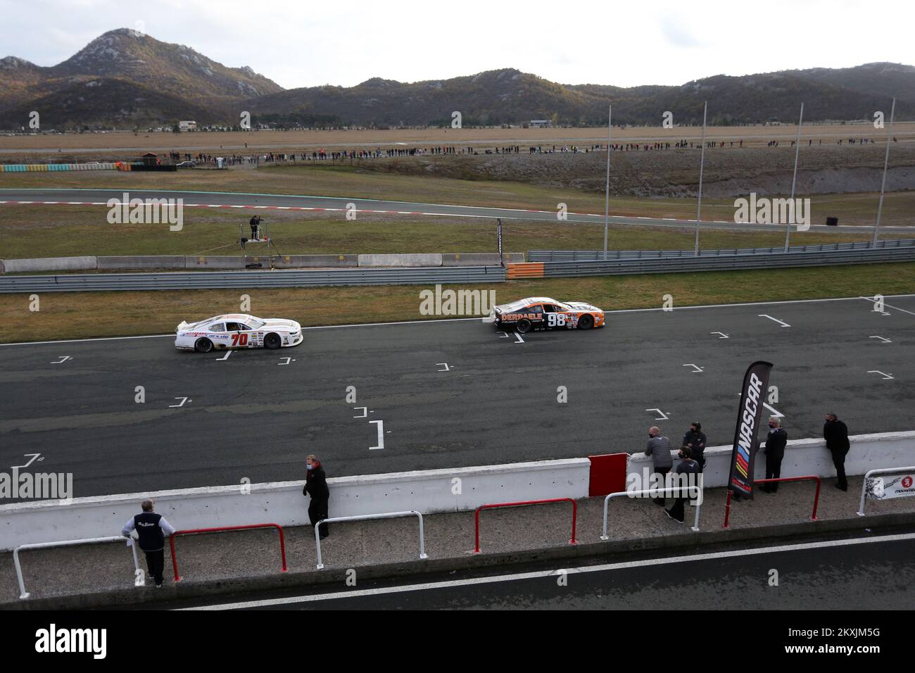 RIJEKA, KROATIEN - NOVEMBER 15: Mirco Schultis, Fahrer der #70 Mishumotors und Marc Goossens, Fahrer des #98 CAAL Racing Race während des FRACASSO NASCAR GP von Kroatien pro Race am 15. November 2020 auf der Grobnik Rennstrecke in Rijeka Croatia. (Foto: Goran Kovacic/Pixsell/MB Media/Getty Images) Stockfoto