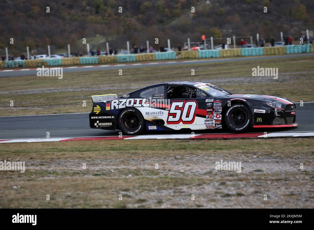 RIJEKA, KROATIEN - NOVEMBER 15: Loris Hezemans, Fahrer des #50 Hendriks Motorsport fährt während des FRACASSO NASCAR GP of Croatia pro-Rennens am 15. November 2020 auf der Grobnik-Rennstrecke in Rijeka Croatia. (Foto: Goran Kovacic/Pixsell/MB Media/Getty Images) Stockfoto
