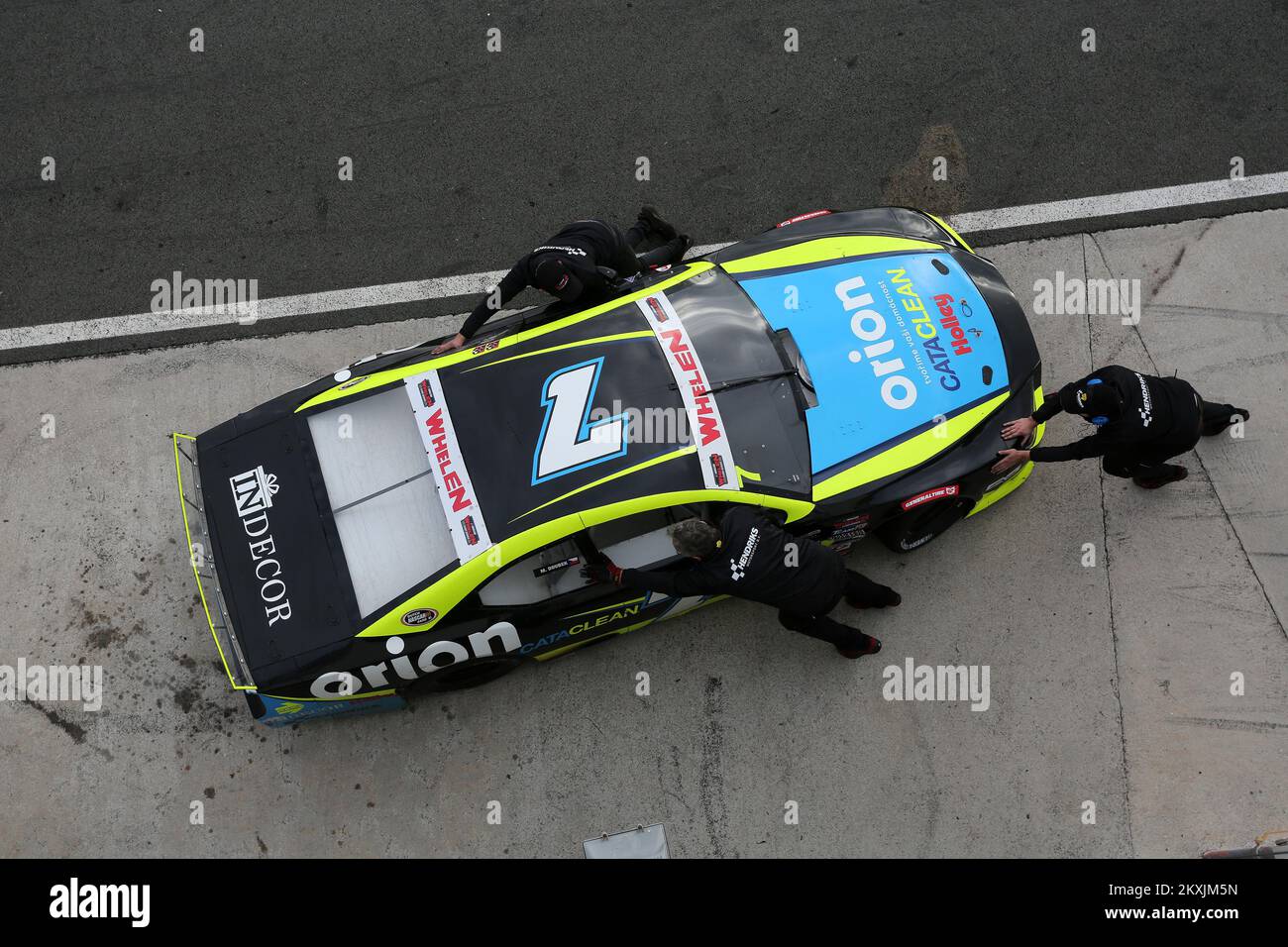 RIJEKA, KROATIEN - NOVEMBER 15: Daniel Rowbottom, Fahrer des #7 Hendriks Motorsport, zieht sich von seinen Crew-Mitgliedern beim FRACASSO NASCAR GP von Kroatien pro-Rennen am 15. November 2020 auf der Grobnik-Rennstrecke in Rijeka Croatia zurück. (Foto: Goran Kovacic/Pixsell/MB Media/Getty Images) Stockfoto