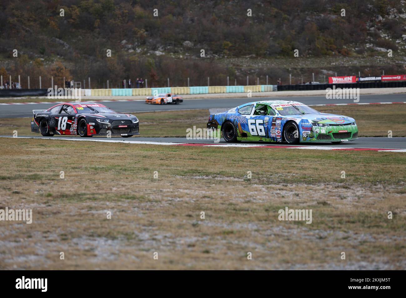 RIJEKA, KROATIEN - NOVEMBER 15: Giorgio Maggi, Fahrer des #18 Hendriks Motorsportv und Lasse Soerensen, Fahrer des #66 DF1 Racing Race während des FRACASSO NASCAR GP of Croatia pro Race am 15. November 2020 auf der Grobnik Rennstrecke in Rijeka Croatia. (Foto: Goran Kovacic/Pixsell/MB Media/Getty Images) Stockfoto