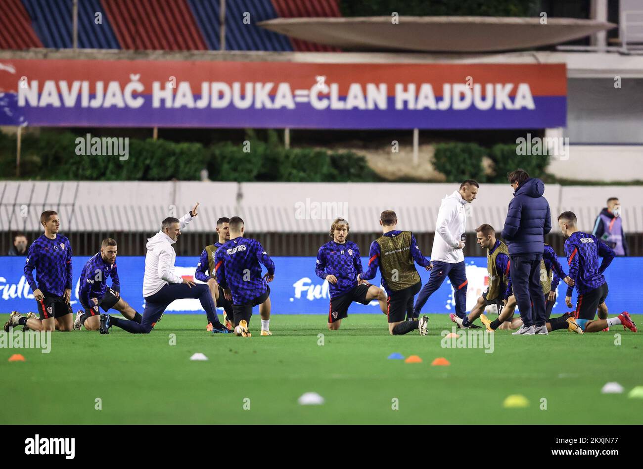 Kroatische Spieler wärmen sich am 17. November 2020 im Stadion Poljud in Split, Kroatien, vor dem Gruppenspiel der UEFA Nations League zwischen Kroatien und Portugal auf. Foto: Slavko Midzor/PIXSELL Stockfoto