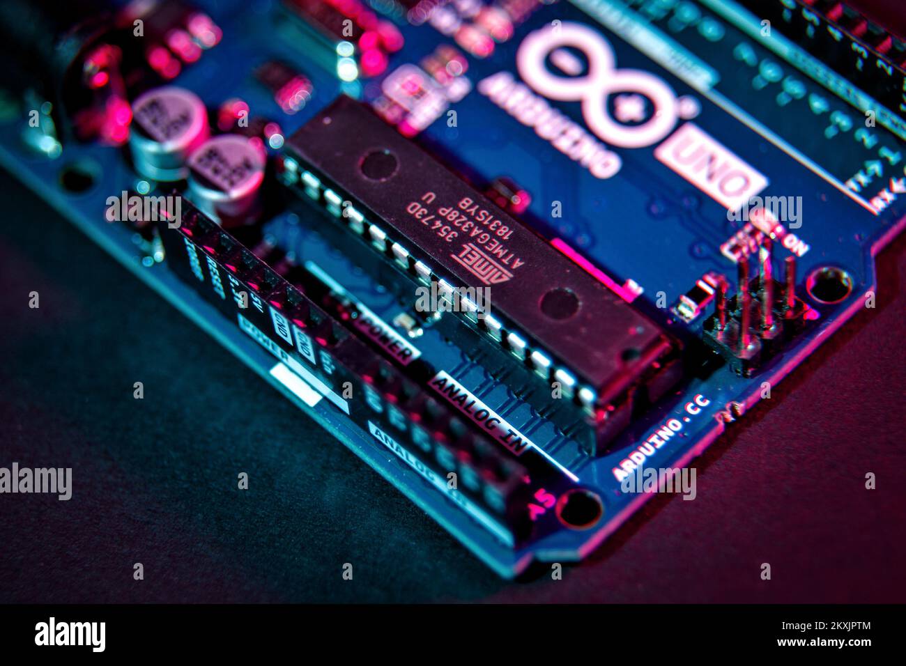 Das Foto wurde am 23. November 2020 aufgenommen und zeigt Arduino Uno, ein Open-Source-Mikrocontroller-Board, das auf dem Mikrocontroller Microchip ATmega328P basiert und von Arduino.cc in Zagreb, Kroatien, entwickelt wurde. Es verfügt über 14 digitale Eingangs-/Ausgangsstifte (von denen 6 als PWM-Ausgänge verwendet werden können), 6 analoge Eingänge, einen 16-MHz-Keramikresonator (CSTCE16M0V53-R0), einen USB-Anschluss, eine Netzbuchse, eine ICSP-Stiftleiste und eine Reset-Taste. Arduino ist eine Open-Source-Elektronikplattform, die auf benutzerfreundlicher Hardware und Software basiert. Arduino Boards können Eingänge lesen – Licht auf einem Sensor, Finger auf einer Taste oder eine Twitter-Nachricht – und sich drehen Stockfoto