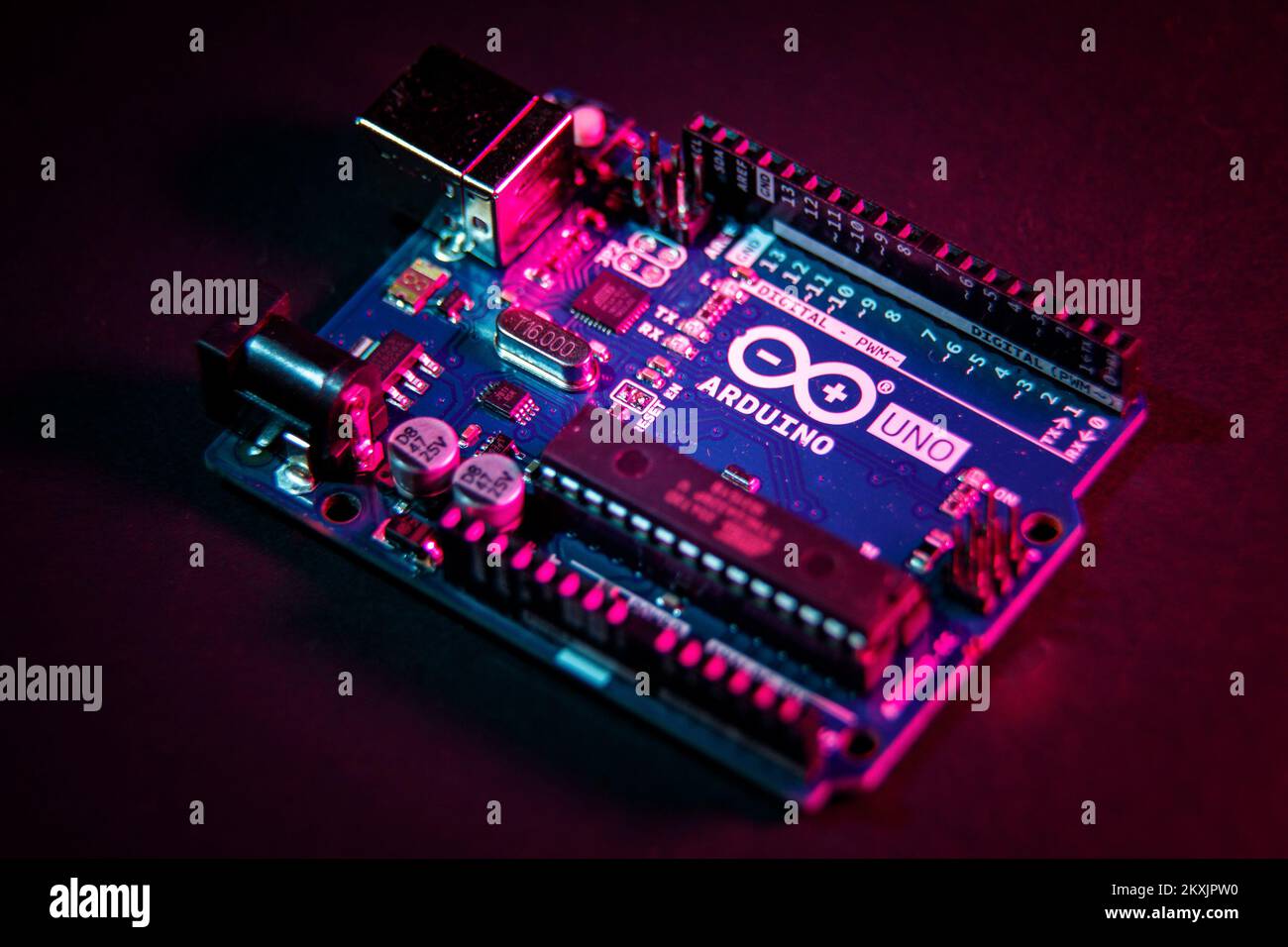 Das Foto wurde am 23. November 2020 aufgenommen und zeigt Arduino Uno, ein Open-Source-Mikrocontroller-Board, das auf dem Mikrocontroller Microchip ATmega328P basiert und von Arduino.cc in Zagreb, Kroatien, entwickelt wurde. Es verfügt über 14 digitale Eingangs-/Ausgangsstifte (von denen 6 als PWM-Ausgänge verwendet werden können), 6 analoge Eingänge, einen 16-MHz-Keramikresonator (CSTCE16M0V53-R0), einen USB-Anschluss, eine Netzbuchse, eine ICSP-Stiftleiste und eine Reset-Taste. Arduino ist eine Open-Source-Elektronikplattform, die auf benutzerfreundlicher Hardware und Software basiert. Arduino Boards können Eingänge lesen – Licht auf einem Sensor, Finger auf einer Taste oder eine Twitter-Nachricht – und sich drehen Stockfoto