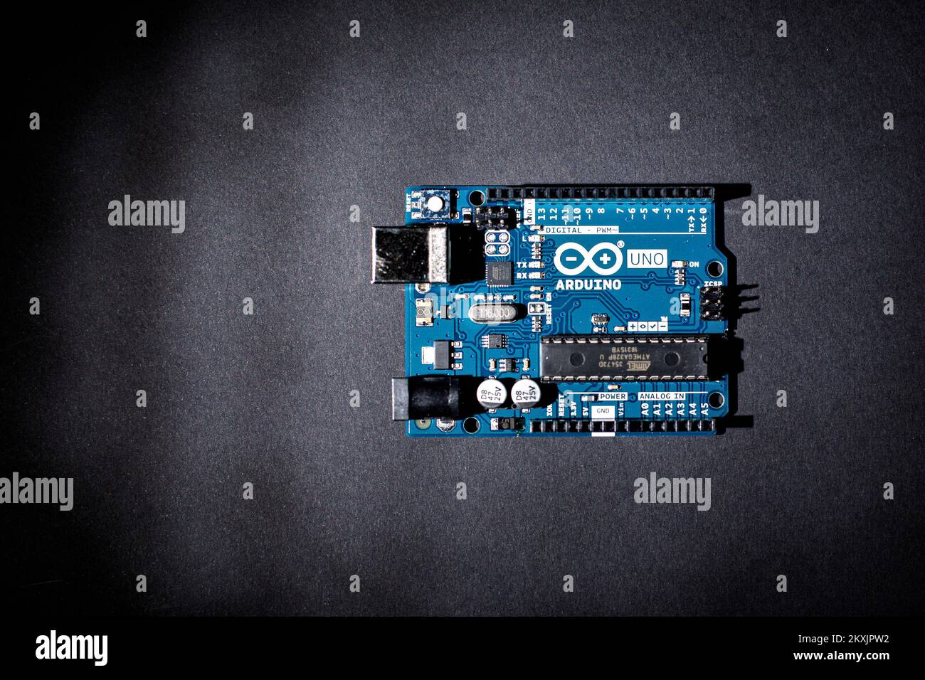 Das Foto wurde am 23. November 2020 aufgenommen und zeigt Arduino Uno, ein Open-Source-Mikrocontroller-Board, das auf dem Mikrocontroller Microchip ATmega328P basiert und von Arduino.cc in Zagreb, Kroatien, entwickelt wurde. Es verfügt über 14 digitale Eingangs-/Ausgangsstifte (von denen 6 als PWM-Ausgänge verwendet werden können), 6 analoge Eingänge, einen 16-MHz-Keramikresonator (CSTCE16M0V53-R0), einen USB-Anschluss, eine Netzbuchse, eine ICSP-Stiftleiste und eine Reset-Taste. Arduino ist eine Open-Source-Elektronikplattform, die auf benutzerfreundlicher Hardware und Software basiert. Arduino Boards können Eingänge lesen – Licht auf einem Sensor, Finger auf einer Taste oder eine Twitter-Nachricht – und sich drehen Stockfoto