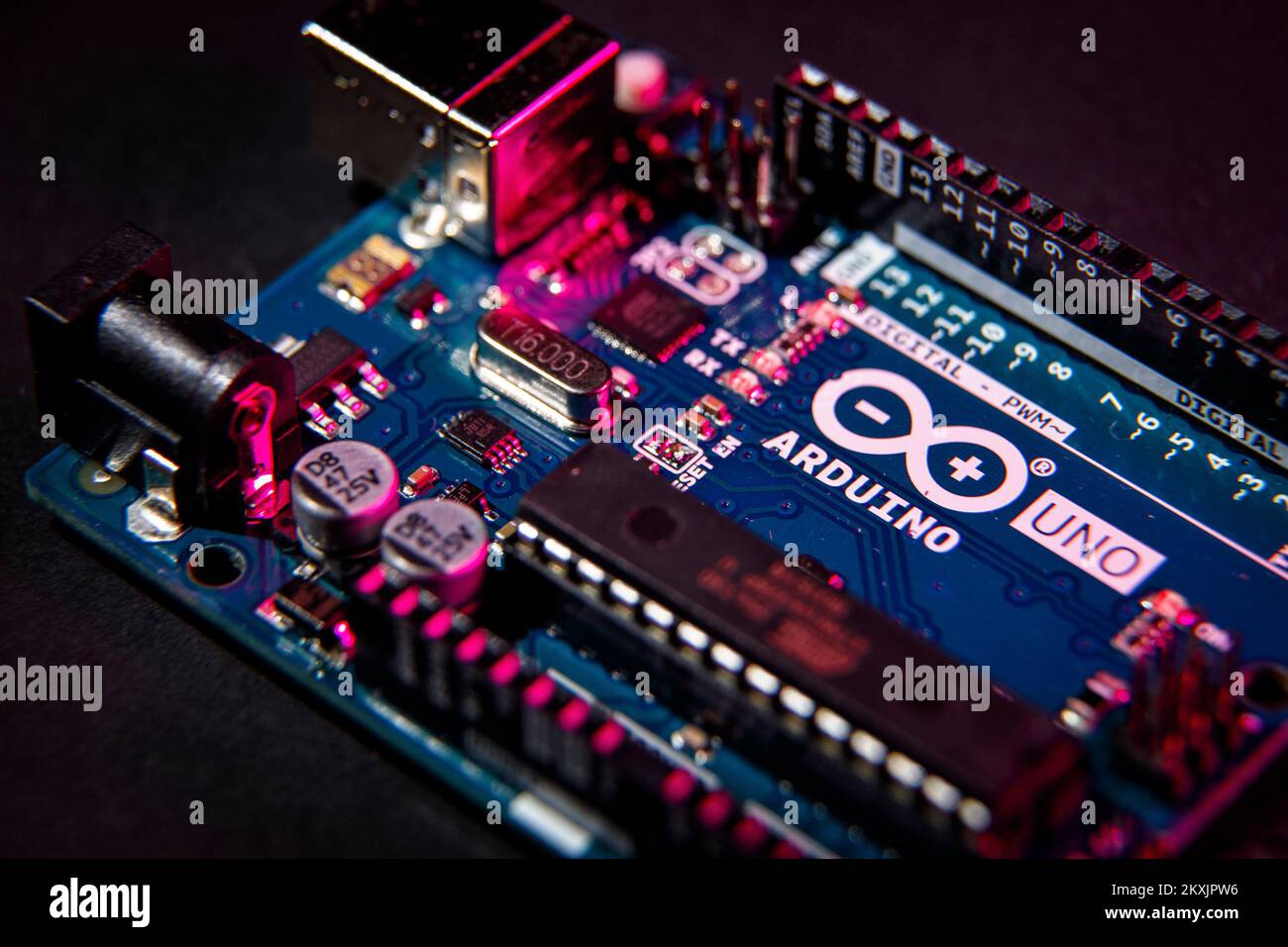 Das Foto wurde am 23. November 2020 aufgenommen und zeigt Arduino Uno, ein Open-Source-Mikrocontroller-Board, das auf dem Mikrocontroller Microchip ATmega328P basiert und von Arduino.cc in Zagreb, Kroatien, entwickelt wurde. Es verfügt über 14 digitale Eingangs-/Ausgangsstifte (von denen 6 als PWM-Ausgänge verwendet werden können), 6 analoge Eingänge, einen 16-MHz-Keramikresonator (CSTCE16M0V53-R0), einen USB-Anschluss, eine Netzbuchse, eine ICSP-Stiftleiste und eine Reset-Taste. Arduino ist eine Open-Source-Elektronikplattform, die auf benutzerfreundlicher Hardware und Software basiert. Arduino Boards können Eingänge lesen – Licht auf einem Sensor, Finger auf einer Taste oder eine Twitter-Nachricht – und sich drehen Stockfoto