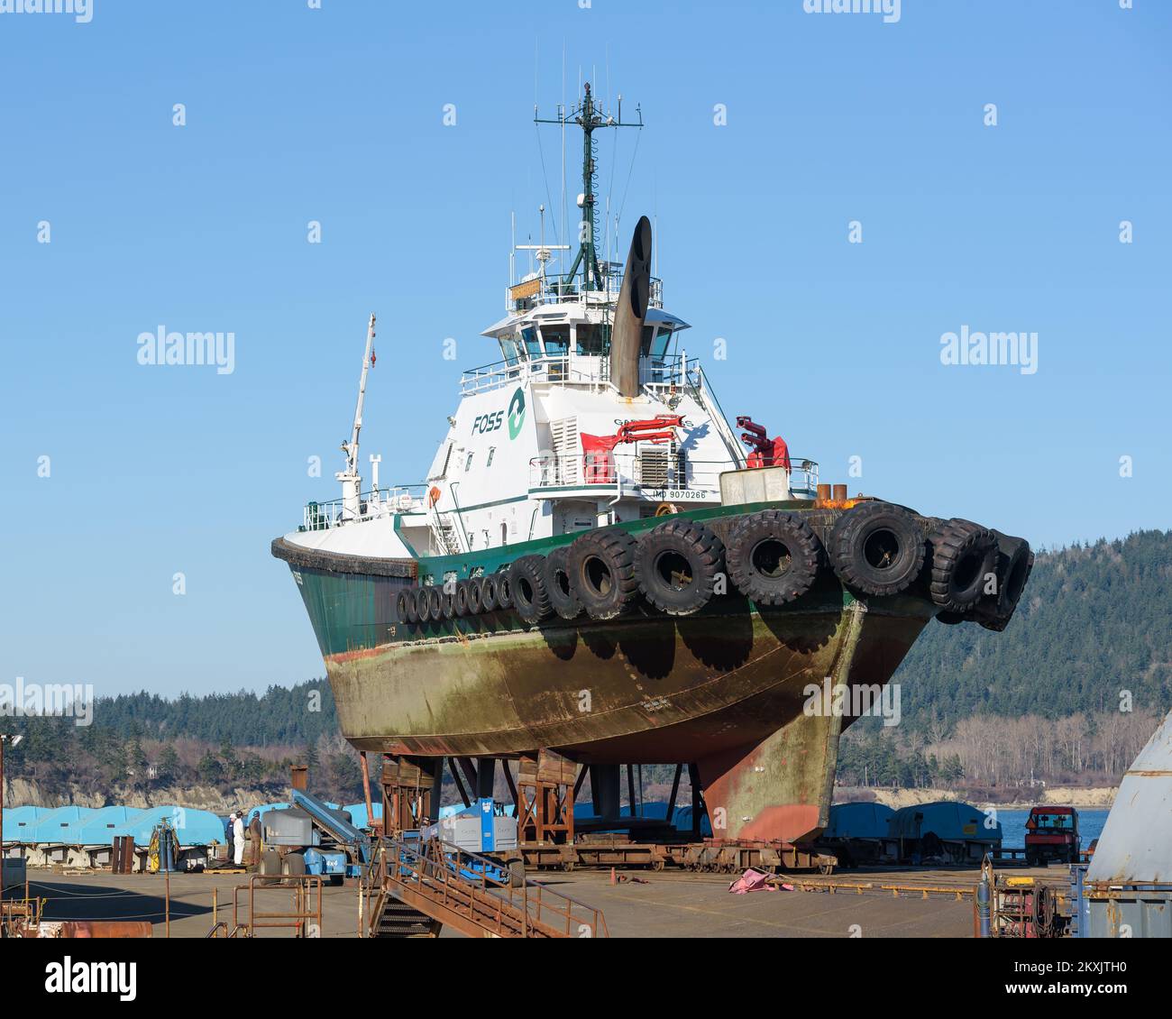 Anacortes, WA, USA - 25. Februar 2022; Tankbegleiter Schlepper Garth Foss aus dem Wasser in Anacortes mit Reifen sichtbar Stockfoto
