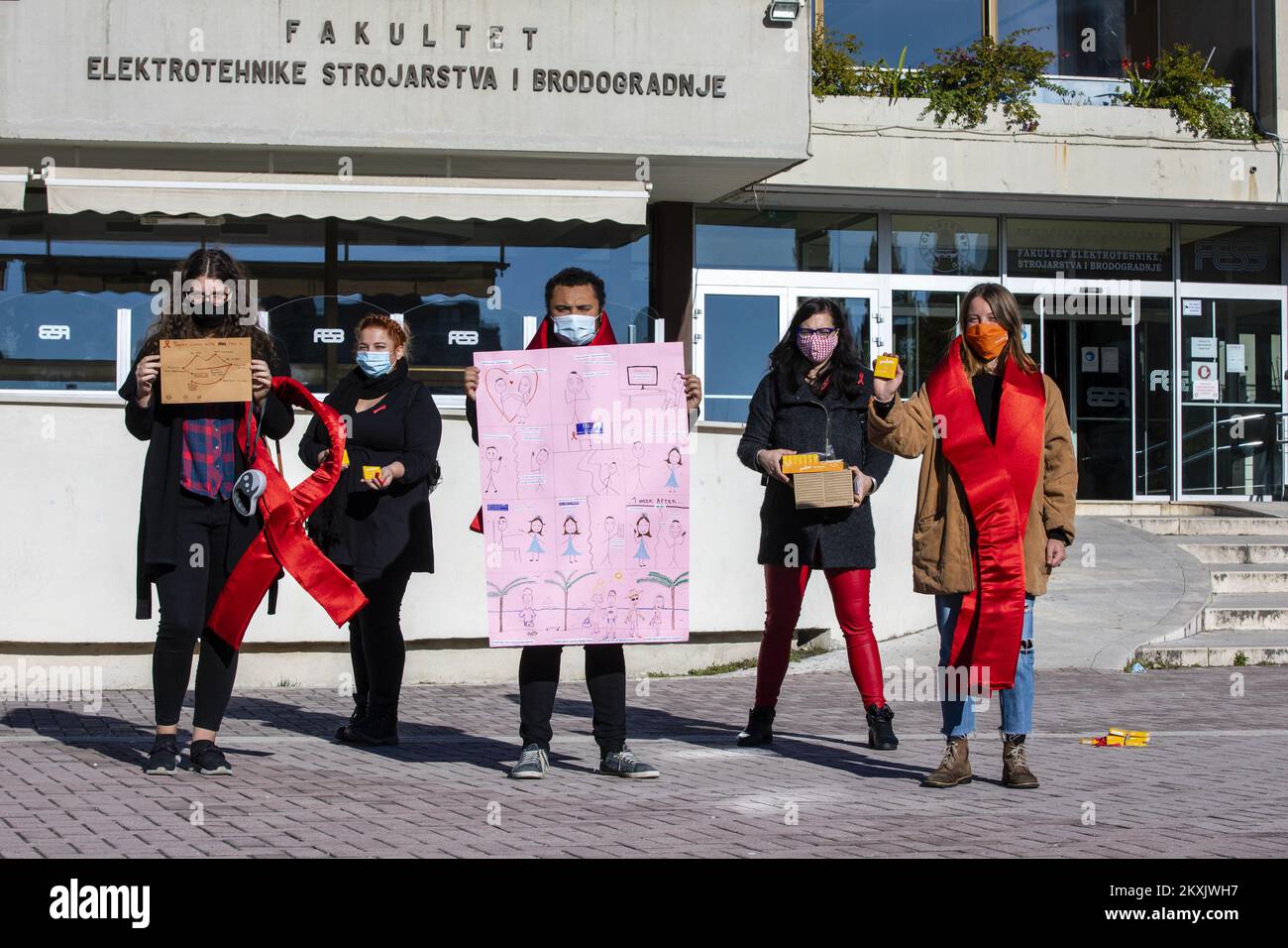 Anlässlich des Welt-Aids-Tages TEILTEN Freiwillige der Jugendhilfe-Vereinigung am 01. Dezember 2020 in Split (Kroatien) rote Bänder und Kondome und informierten die Bürger über die Bedeutung von HIV-Tests. Foto: Miroslav Lelas/PIXSELL Stockfoto