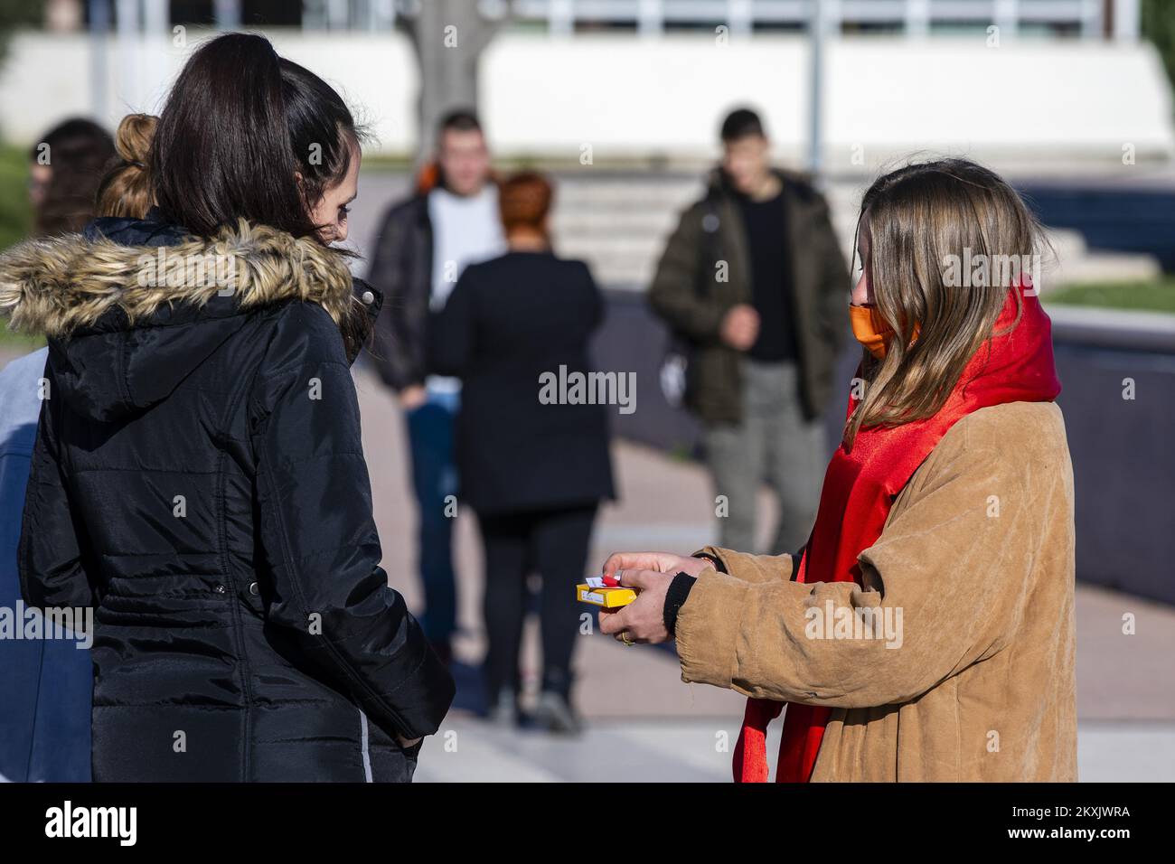 Anlässlich des Welt-Aids-Tages TEILTEN Freiwillige der Jugendhilfe-Vereinigung am 01. Dezember 2020 in Split (Kroatien) rote Bänder und Kondome und informierten die Bürger über die Bedeutung von HIV-Tests. Foto: Miroslav Lelas/PIXSELL Stockfoto