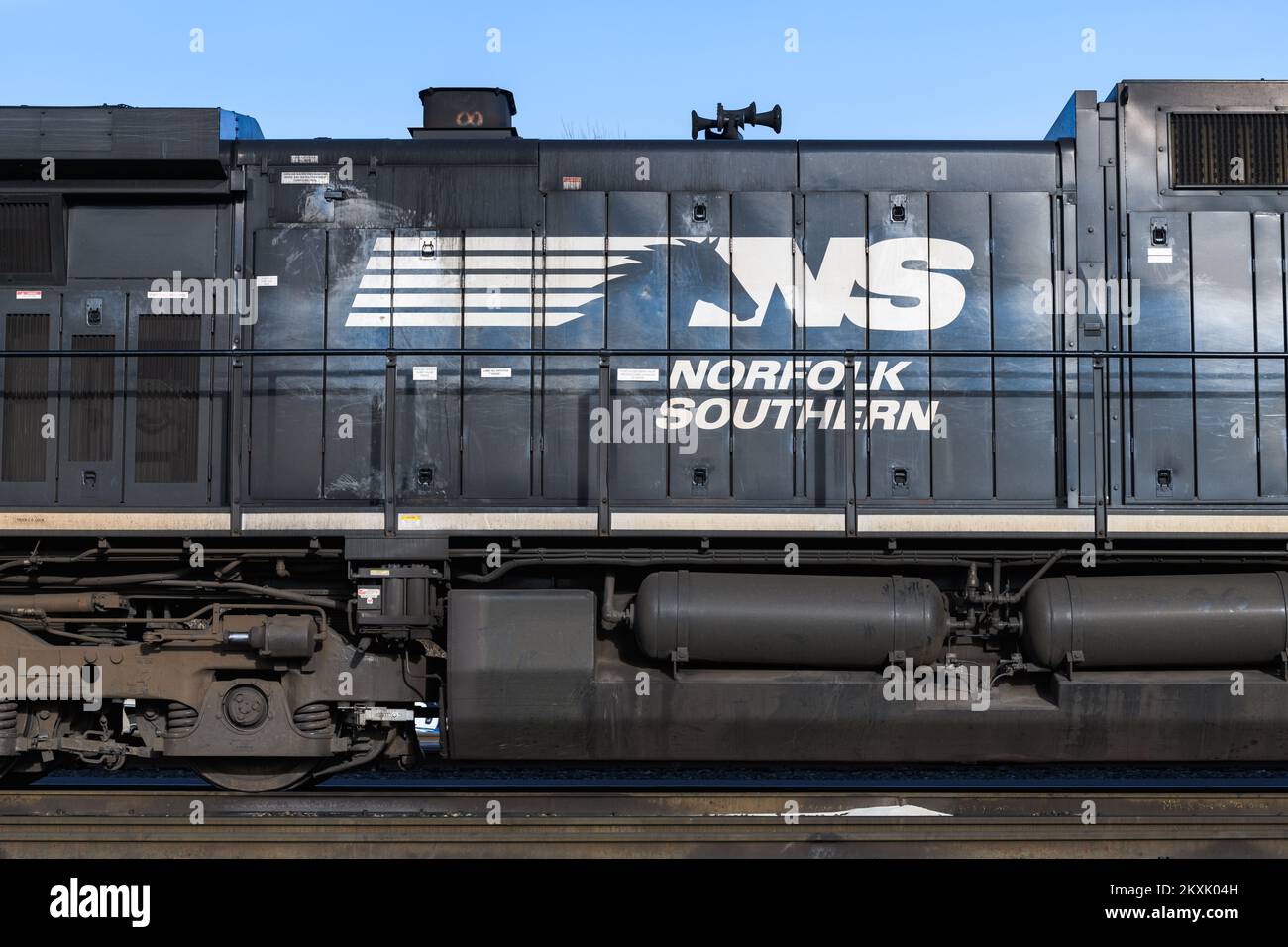 Seattle - 23. Februar 2022; Nahaufnahme des Namens und des Logos auf der Norfolk Southern Diesel-Lokomotive bei Tageslicht Stockfoto