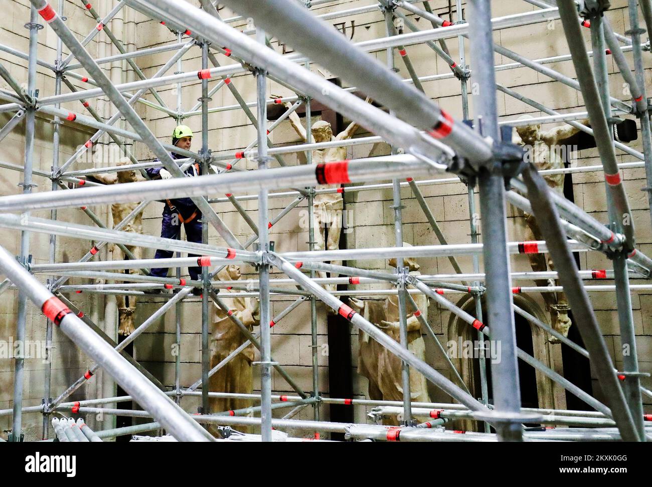 Am 8. Dezember 2020 errichteten Arbeiter ein neues Gerüst, um das Innere der Kathedrale von Zagreb in Zagreb, Kroatien, zu renovieren. Um die durch das Erdbeben verursachten Schäden wiederherzustellen, installieren Experten neue Gerüste im Inneren der Kathedrale von Zagreb im Wert von 9 Millionen Kuna, die von der Erzdiözese von Zagreb gekauft wurden. Foto: Sanjin Strukic/PIXSELL Stockfoto