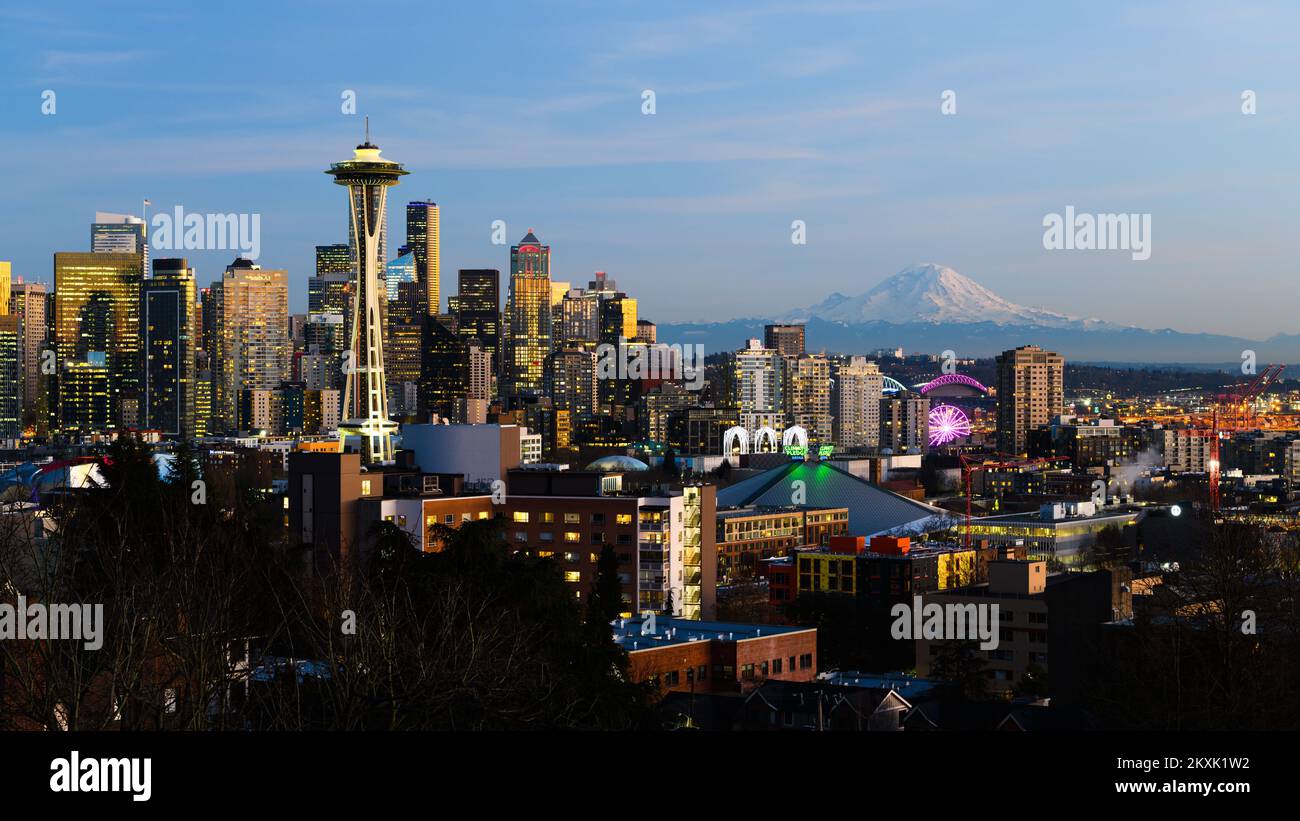 Seattle - 11. Februar 2022; abendlicher Blick auf die Skyline von Seattle mit Vulkan Mount Rainier am Horizont Stockfoto