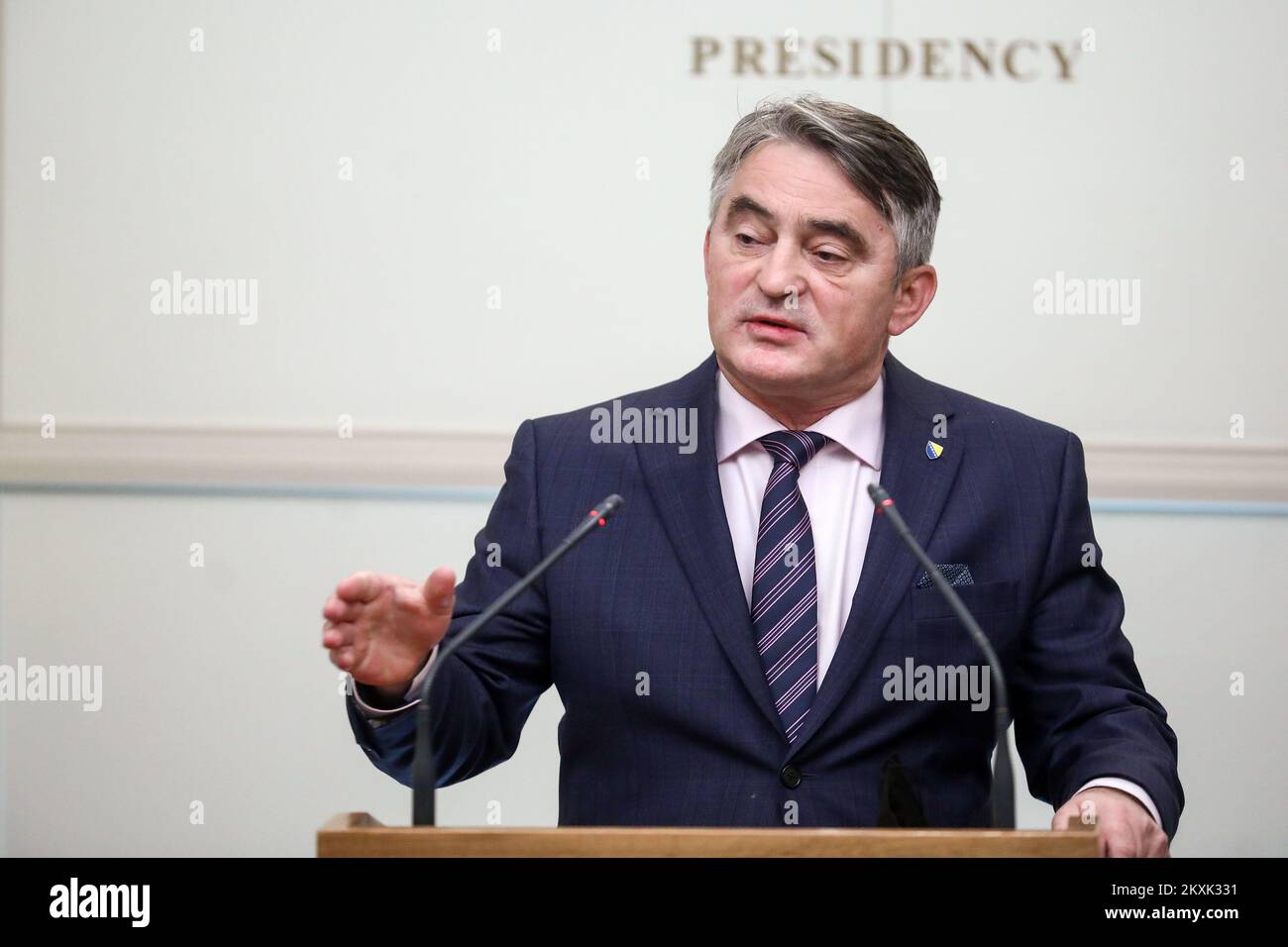 Nachdem er sich weigerte, mit dem russischen Außenminister Sergei Lawrow zusammenzutreffen, sagte der BiH-Ratsvorsitzende, Zeljko Komsic, dass Bosnien und Herzegowina seinen Stolz habe und eine starke Botschaft aussenden wolle und dass jeder die Entscheidungen respektieren müsse, die alle Völker in Bosnien und Herzegowina am 15 in Sarajewo getroffen haben. Dezember 2020. Foto: Armin Durgut/PIXSELL Stockfoto