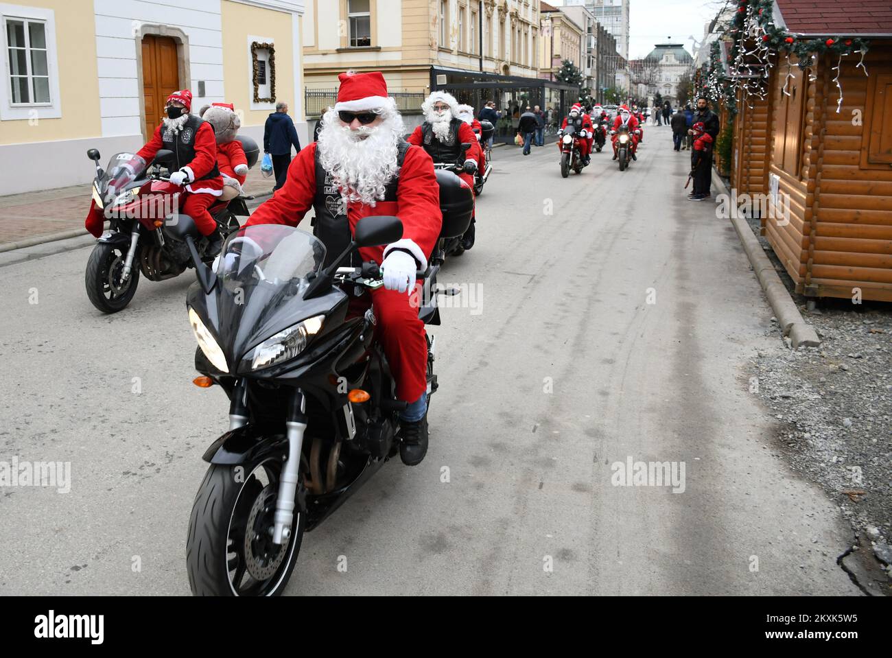 Mitglieder mehrerer Moto Clubs der Stadt, die in Weihnachtsmannkostümen gekleidet sind, laufen am 24. Dezember 2020 in Bjelovar, Kroatien, mit dem Motorrad durch die Stadt. Aufgrund des Coronavirus und epidemiologischer Maßnahmen war es ihnen leider nicht gestattet, den Kindern Geschenke zu machen. Foto: Damir Spehar/PIXSELL Stockfoto