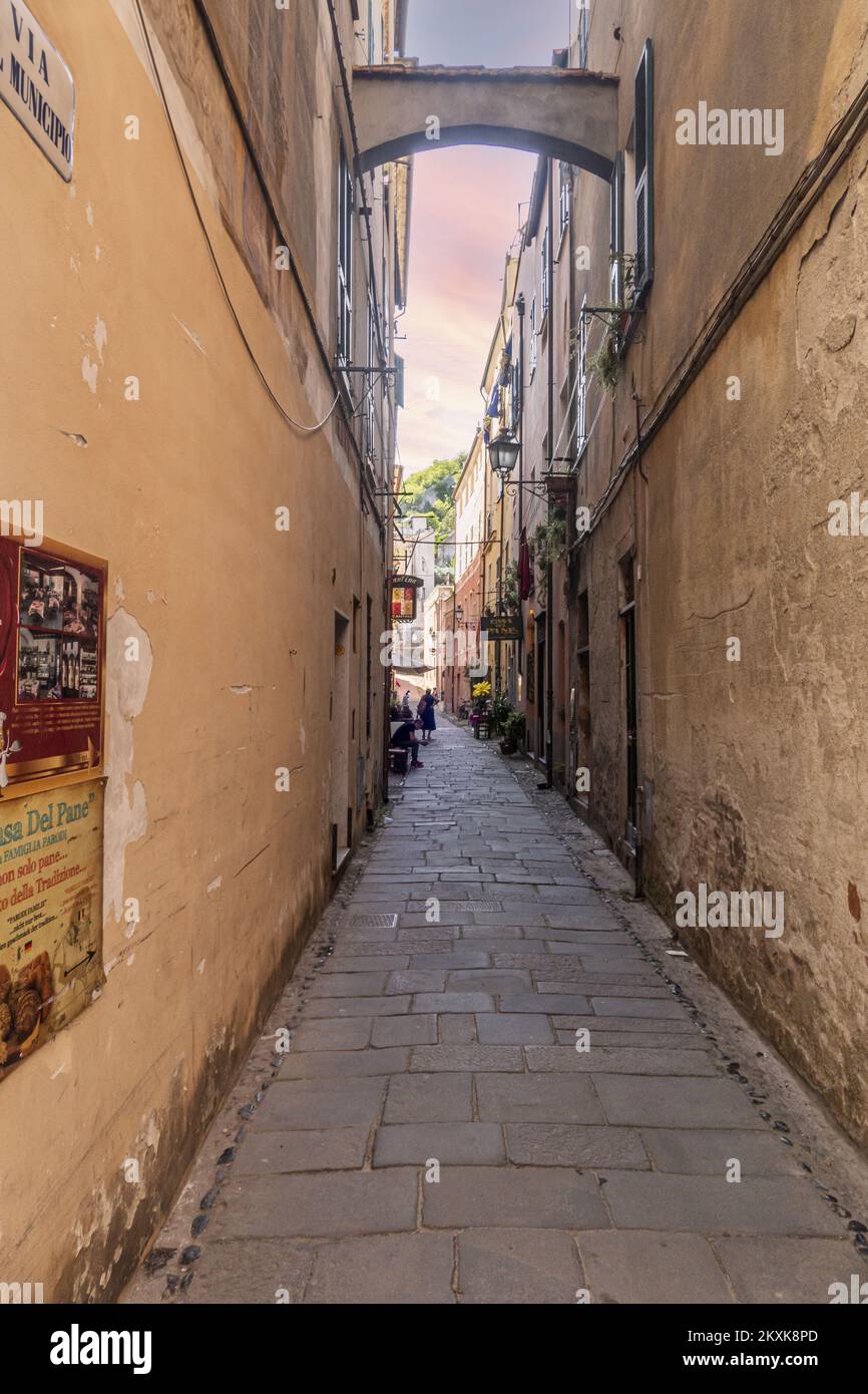 Finalborgo, Italien - 04-07-2021: Charakteristische Straßen im historischen Zentrum von Finalborgo Stockfoto