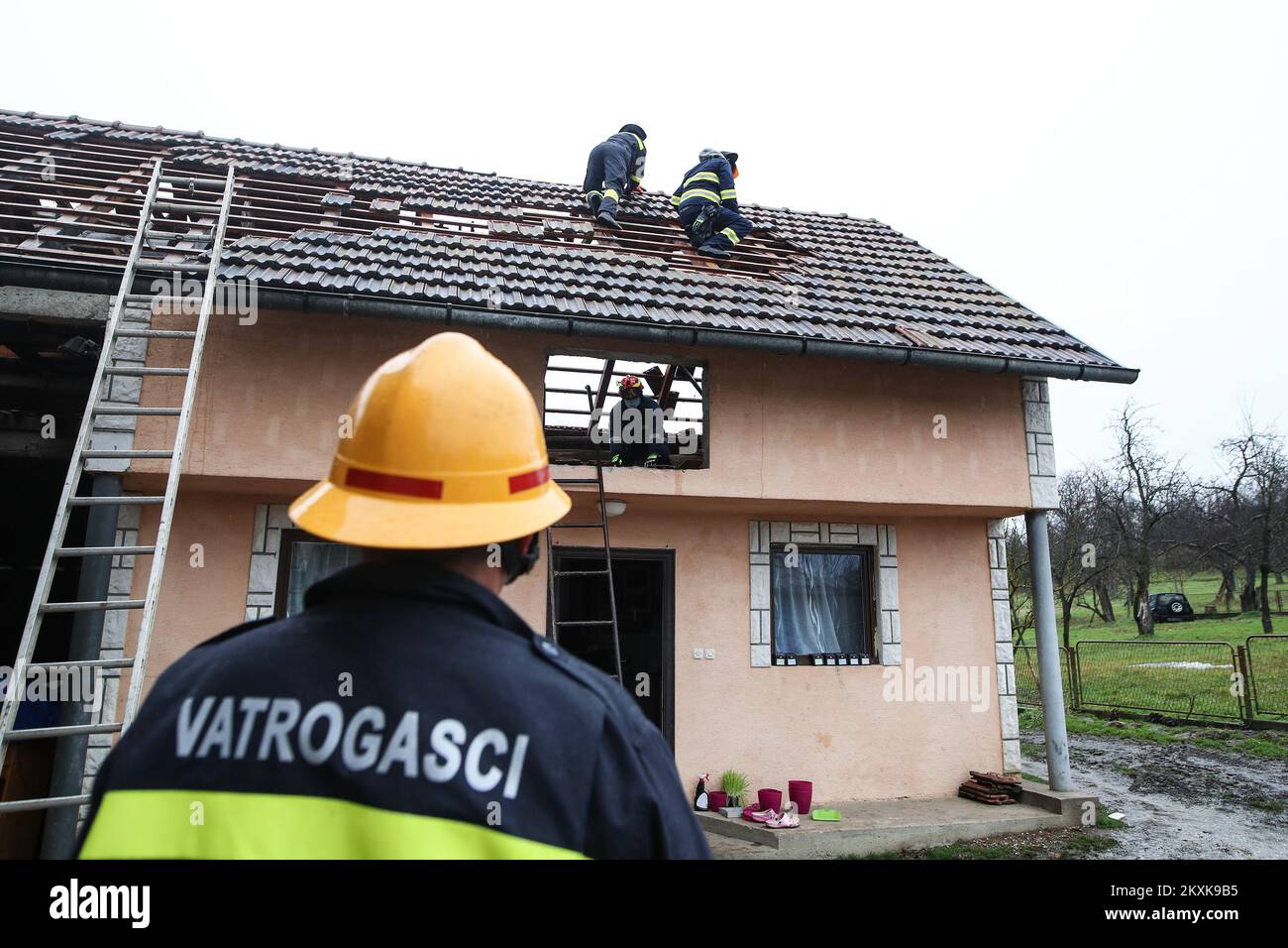 Feuerwehrleute reparieren Häuser, die bei einem starken Erdbeben in Novo Selo Glinsko in Kroatien am 21. Dezember 2020 beschädigt wurden. Foto: Zeljko Lukunic/PIXSELL Stockfoto