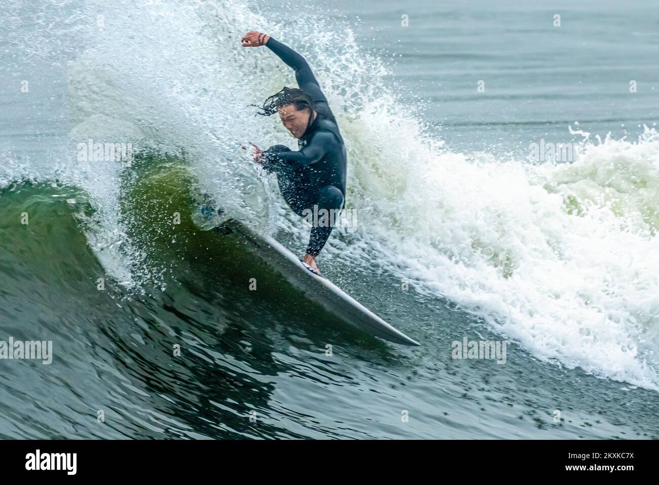 Surfer, die sich am Jacksonville Beach im Nordosten Floridas einen ganz besonderen Schnitt machen. (USA) Stockfoto