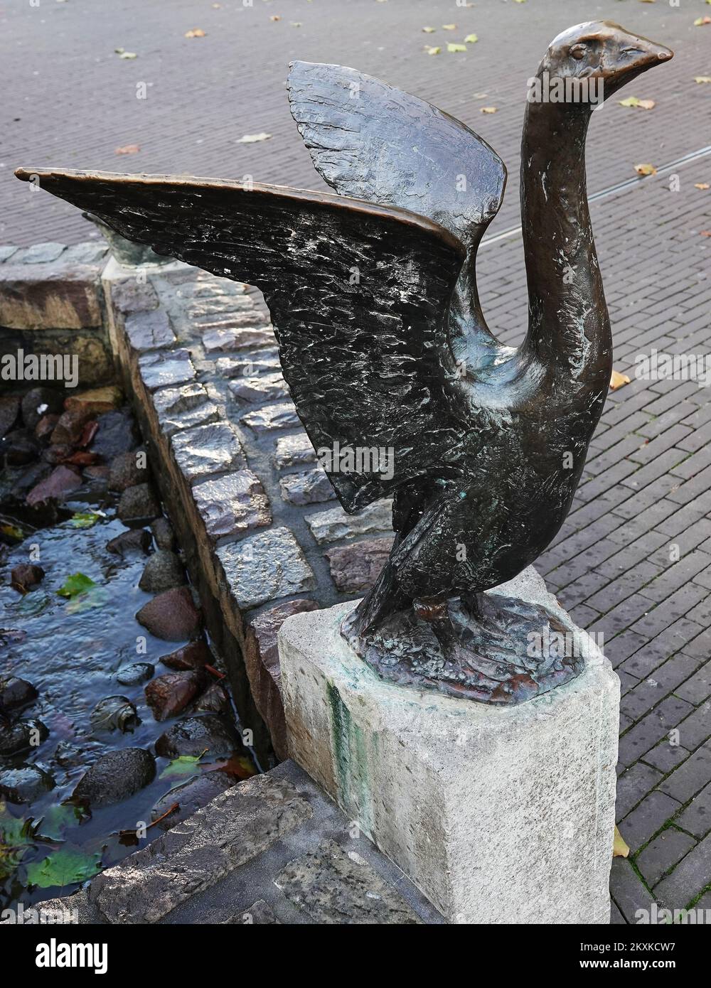 Coevorden, Niederlande - Okt. 30 2022 Gans mit flatternden Flügeln. Ist Teil einer Gruppe von Skulpturen um einen Brunnen im Herzen von Coevorden. Es ist Cal Stockfoto